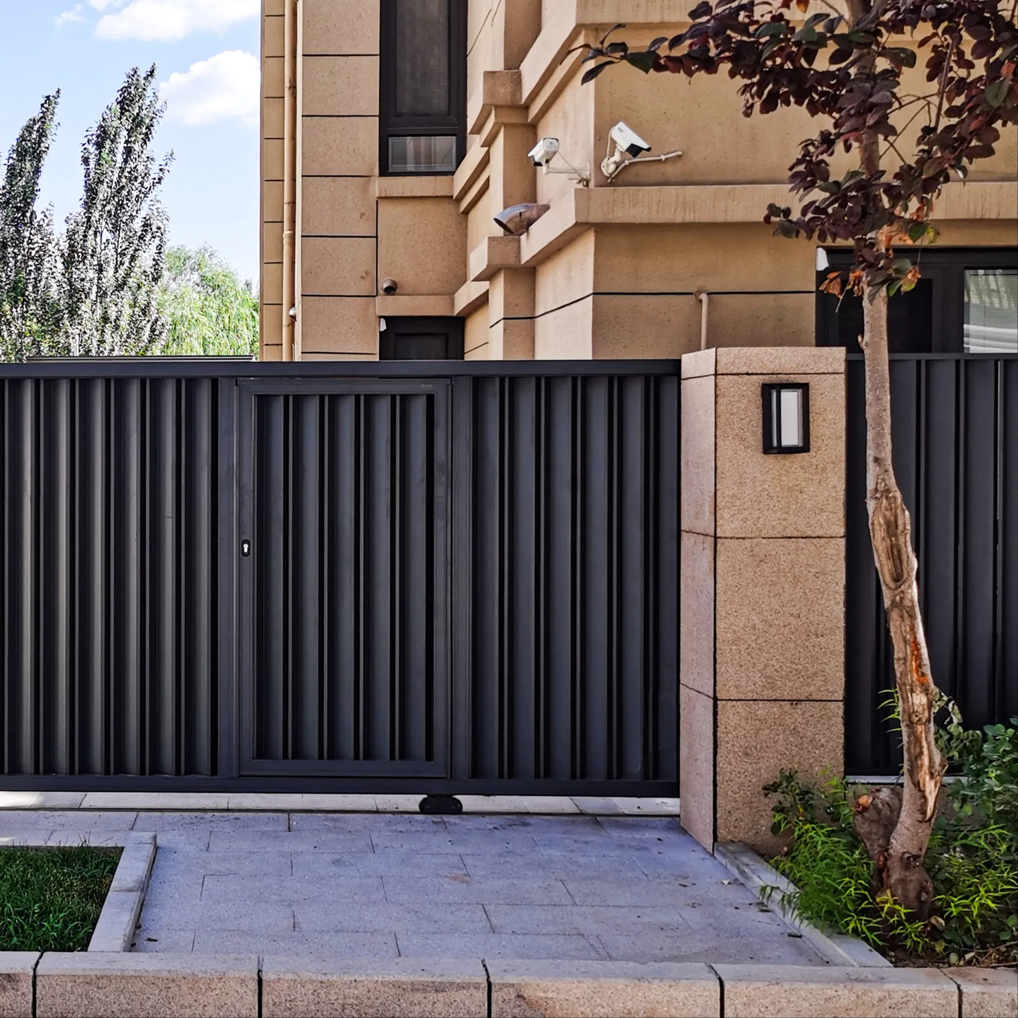 Corrosion-Resistant Factory Price Motorized Sliding Folding Metal Gate Automatic Aluminum Front Door