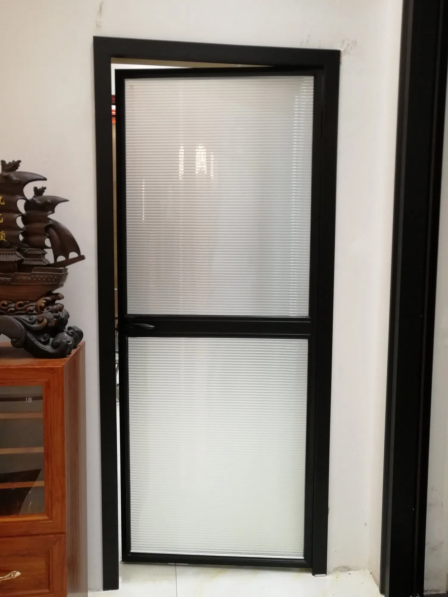 Latest Design Narrow Frame Aluminum Swing Door with Double Tempered Glass