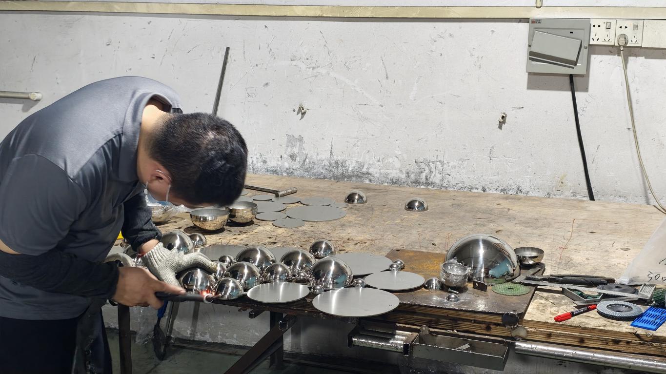 مرحلة اللحام والتثبيت في إنتاج الأثاث المعدني