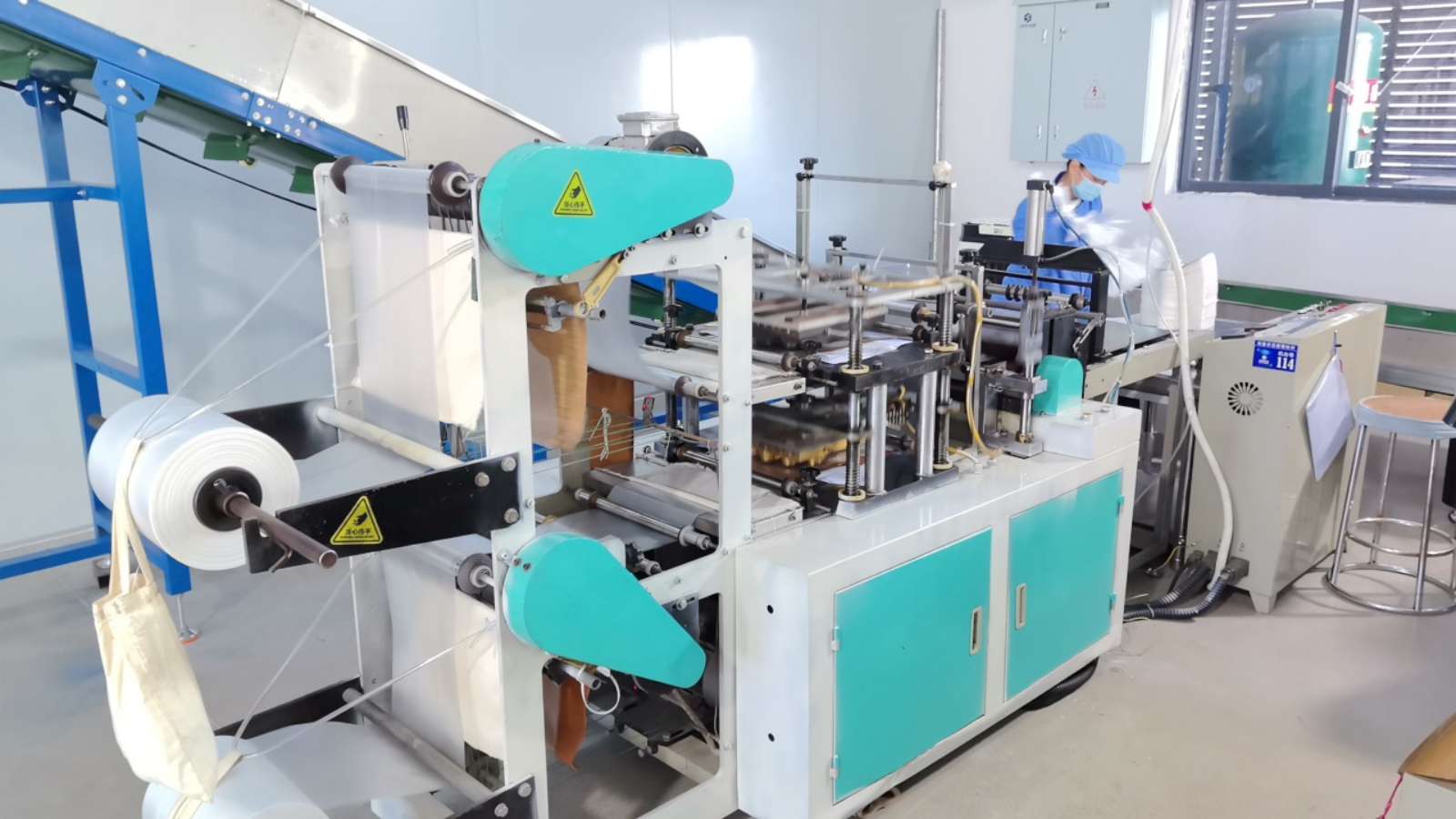 Pressure Forming Process — Precision Shaping of Disposable PVC Gloves