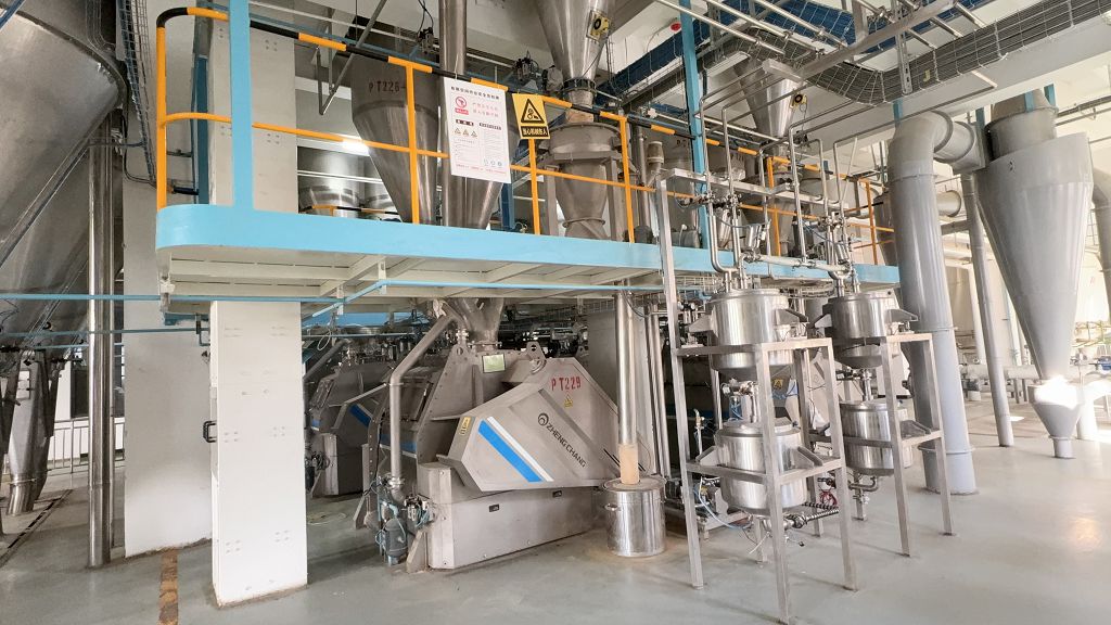 Rociado a presión atmosférica en proceso de producción de alimento para mascotas