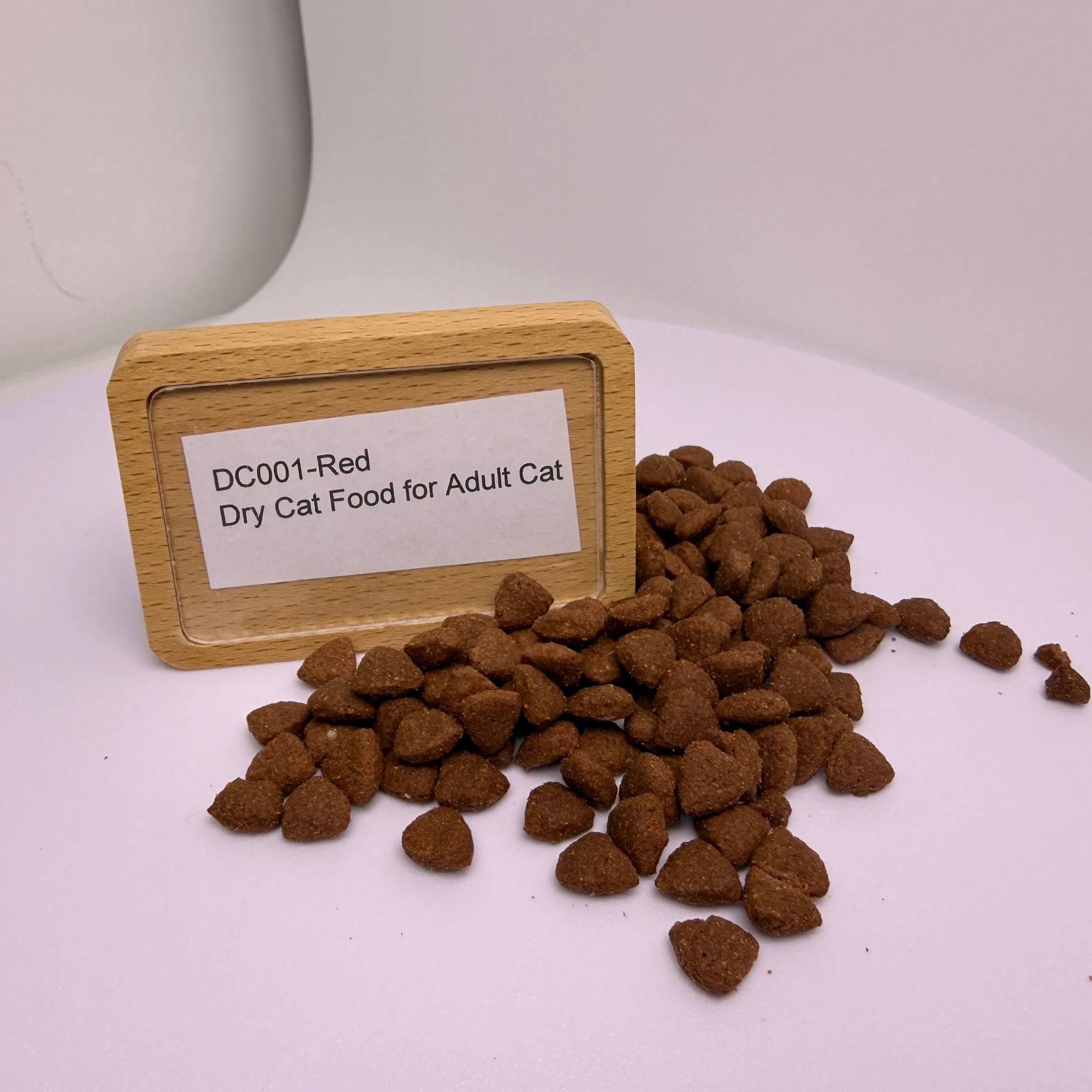Alimento seco rojo de alta energía para gatos que satisface las necesidades diarias de actividad de las mascotas felinas adultas