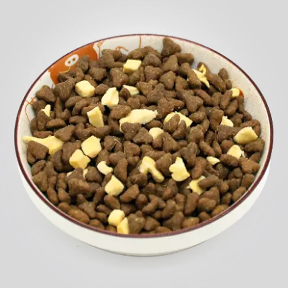 Materiales naturales OEM para mascotas, gatos que disfrutan de una variedad de mezcla nutritiva equilibrada de pollo liofilizado y yemas de huevo, comida seca para gatos