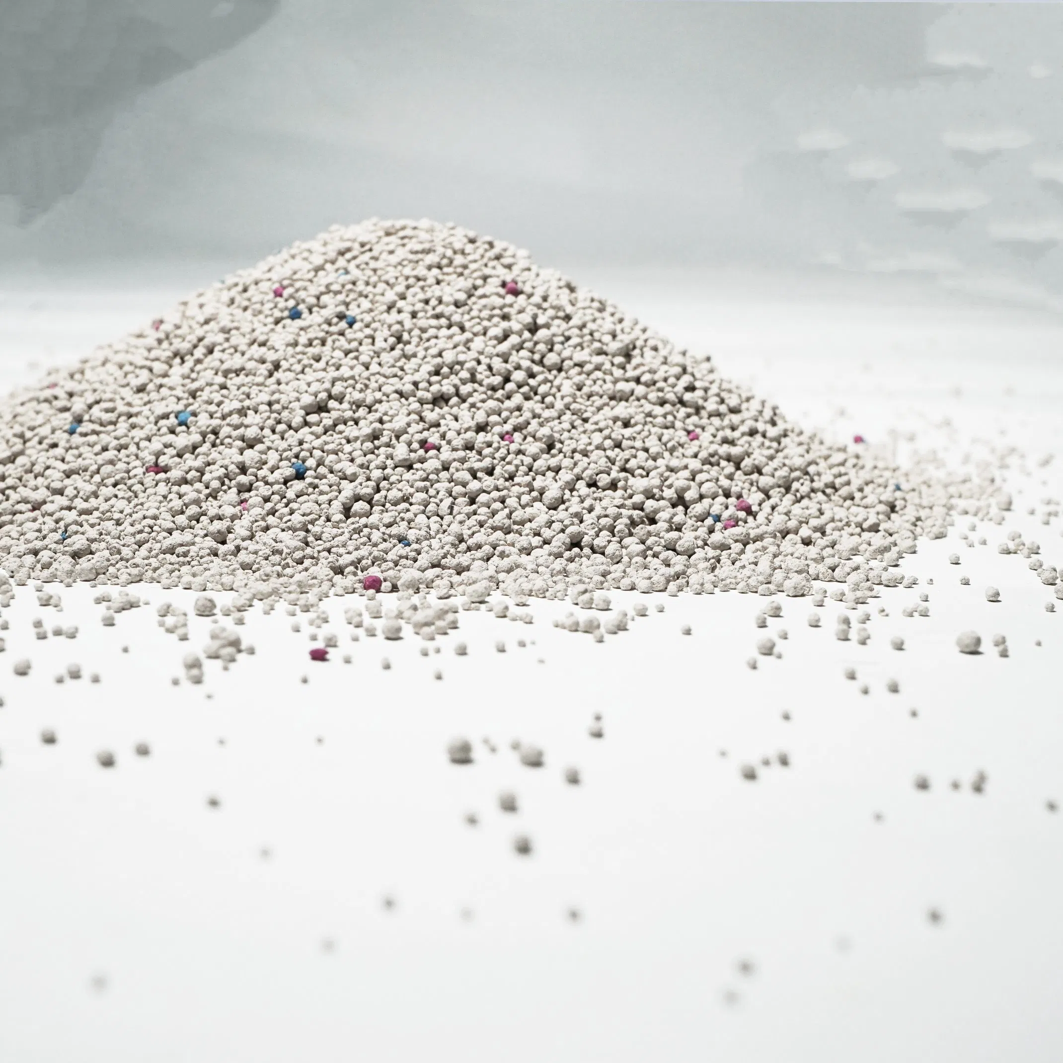 Arena para gatos de bentonita premium, aglomeración fuerte, libre de polvo, durabilidad fuerte, control de olores, mineral natural, arena sin fragancia