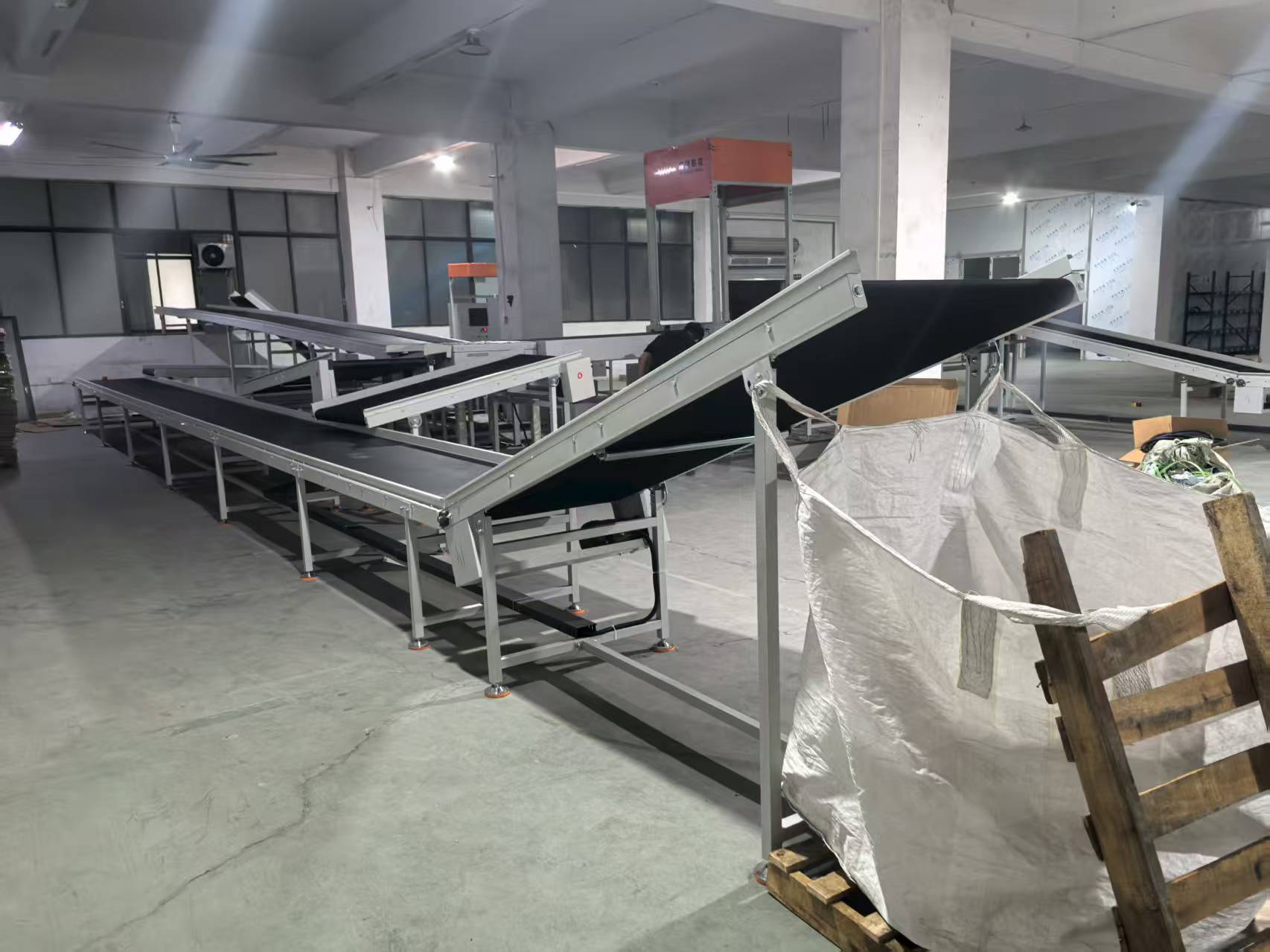 Fengwang Factory Directly Sale Price Energy Saving Heavy Duty PLC Cargo Inclined Climbing Belt Conveyor for Bag Loading