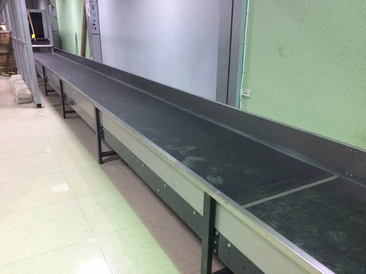 Airport Baggage Conveyor Belt System at Airport