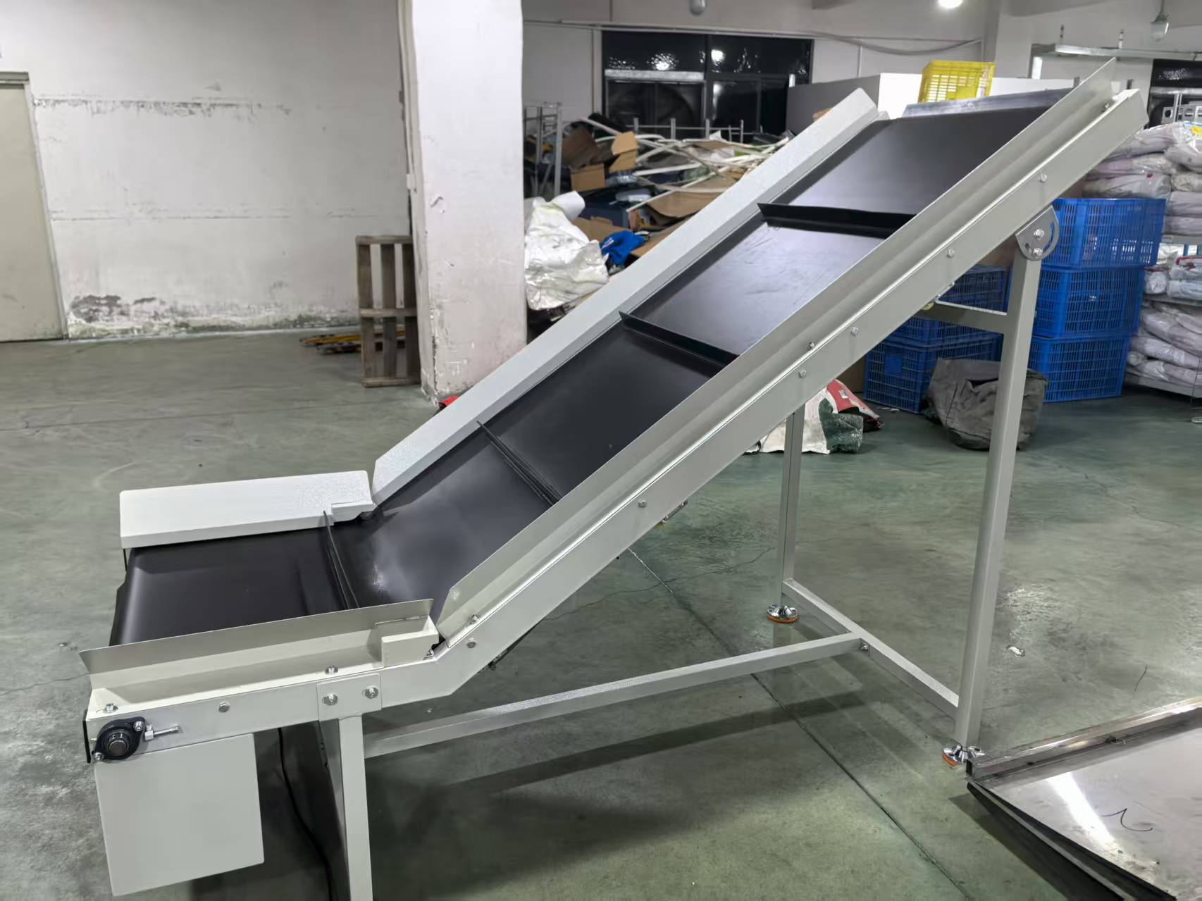 Fengwang Factory Directly Sale Price Energy Saving Heavy Duty PLC Cargo Inclined Climbing Belt Conveyor for Bag Loading