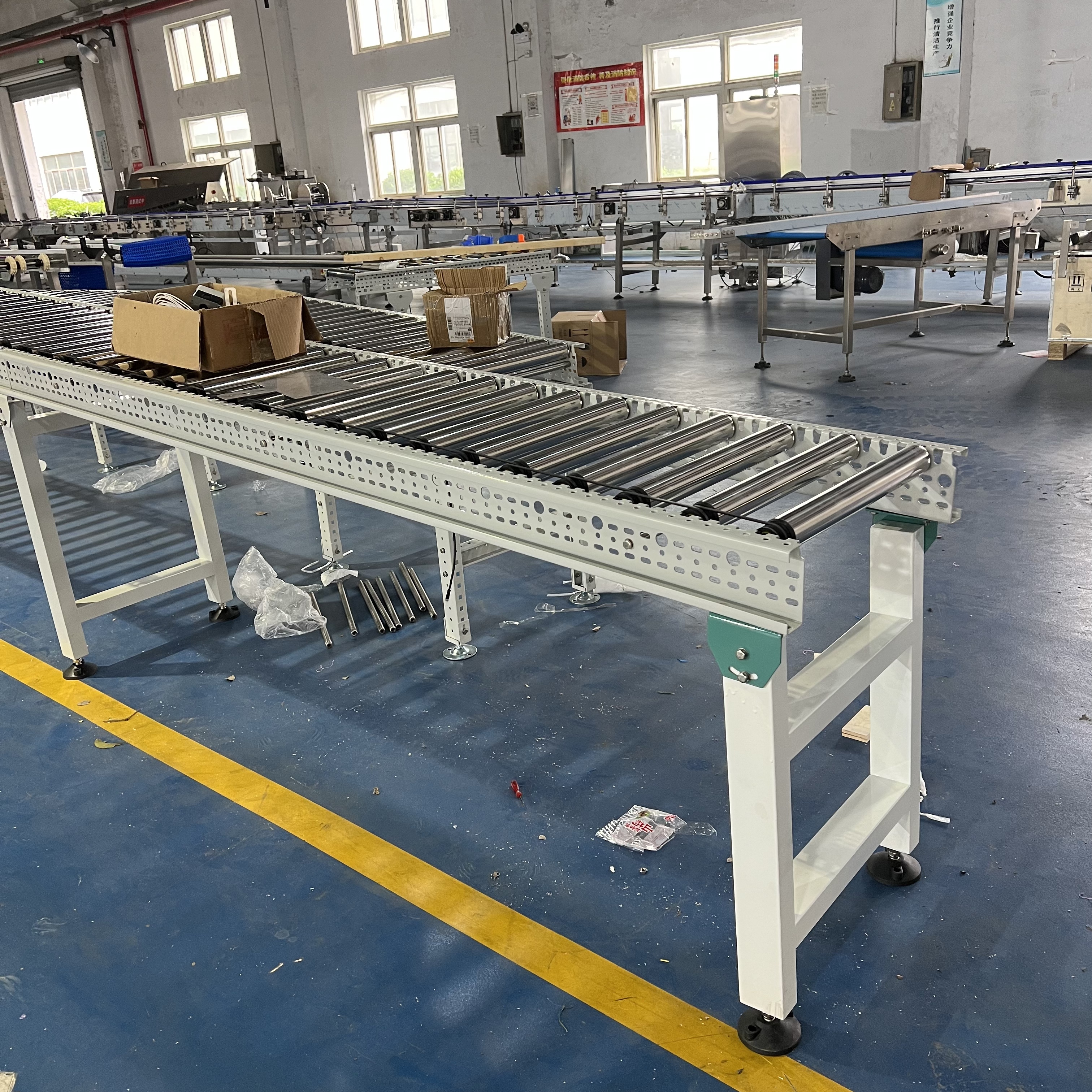 Flexible Roller Conveyor System for Parcel and Carton Movement in E-commerce Fulfillment Centers