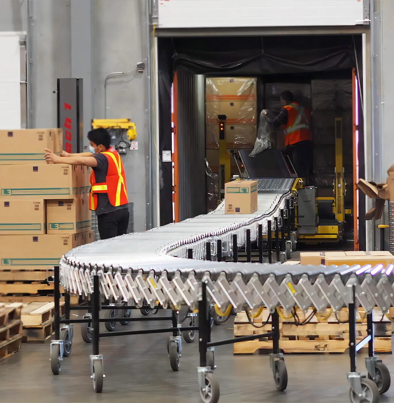 Heat Resistant New Nuohua China Expanding Roller Conveyor Loading Conveyor Motorized Flexible Expandable Roller Conveyor with Heavy Load Capacity