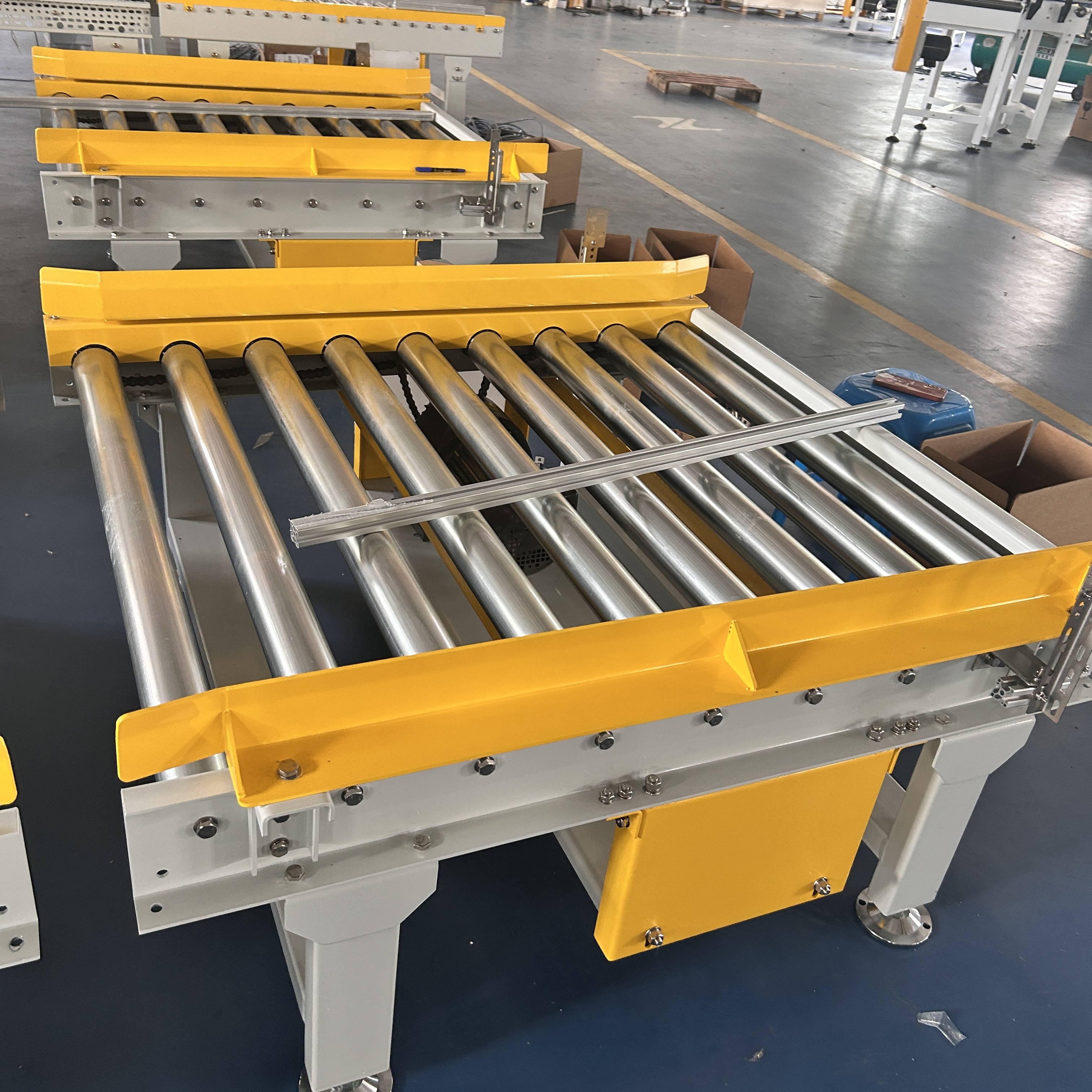 Flexible Roller Conveyor System for Parcel and Carton Movement in E-commerce Fulfillment Centers