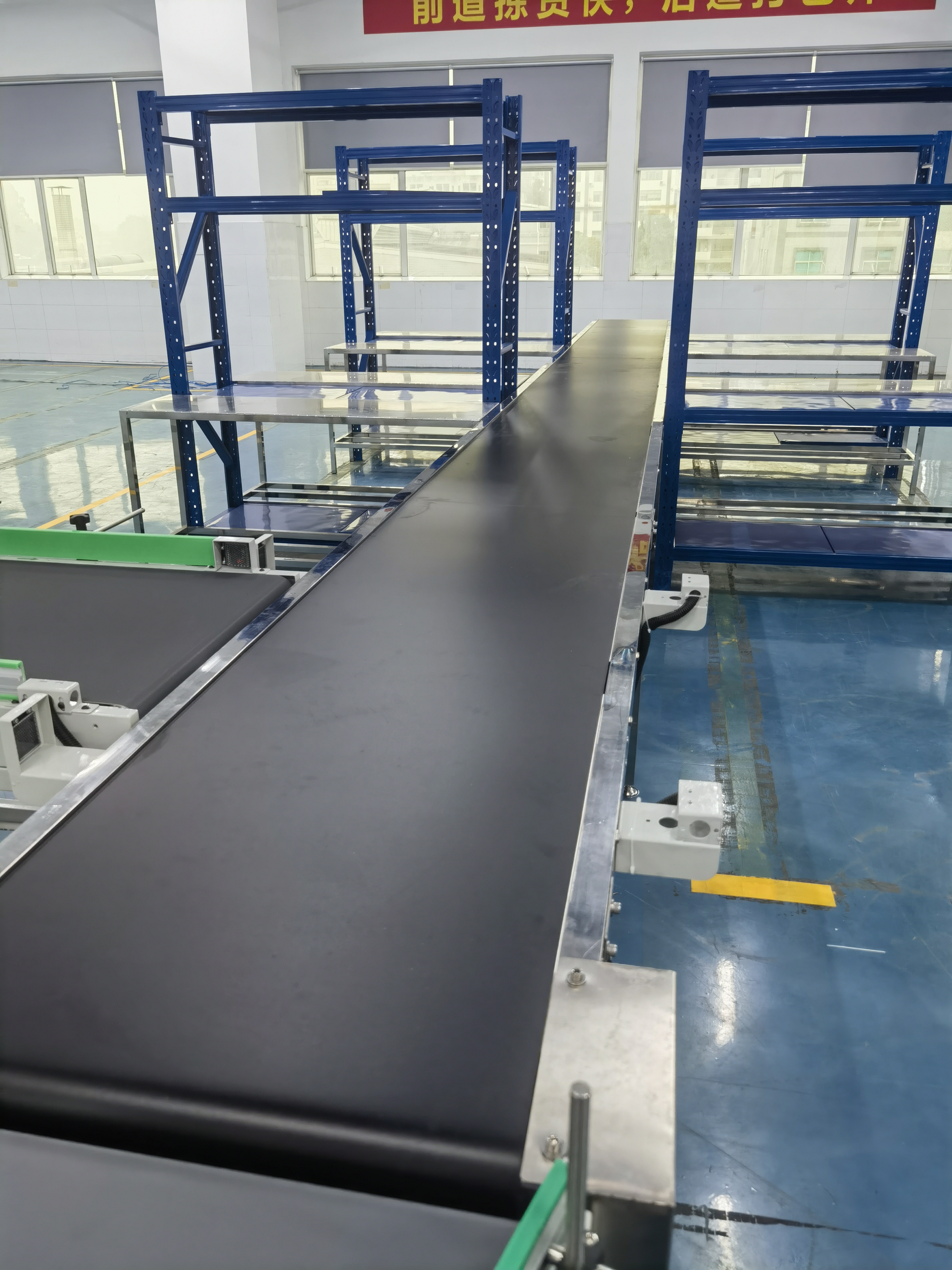 Durable Industrial Belt Conveyor with Motor for E-commerce Fulfillment Package Material Handling System