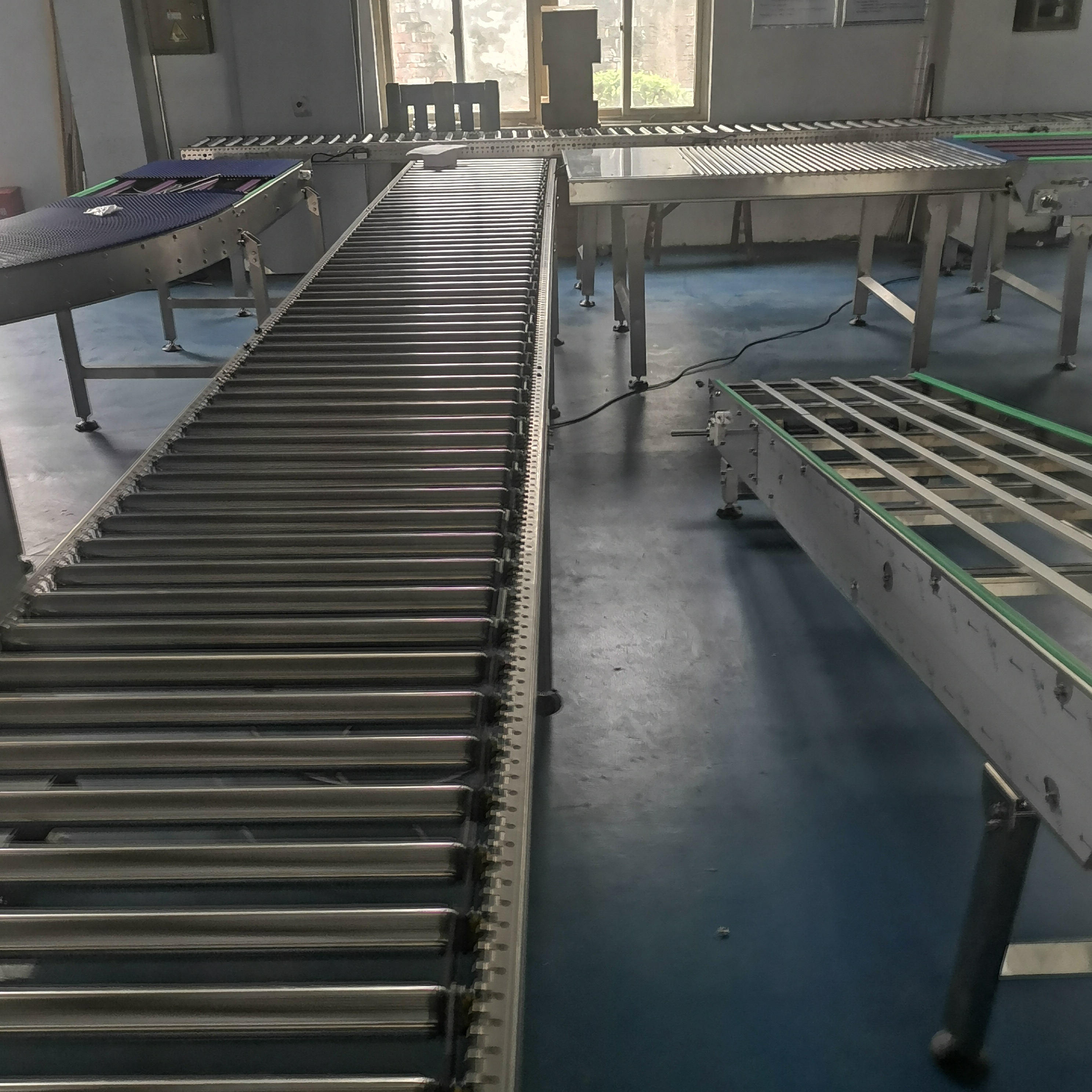 Flexible Roller Conveyor System for Parcel and Carton Movement in E-commerce Fulfillment Centers