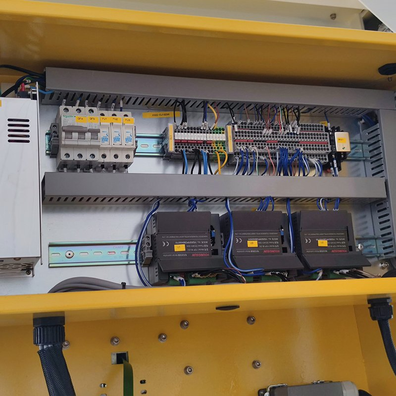 Vertical and Horizontal Cross Pallet Strapping System with Conveyor and Motorized Turntable