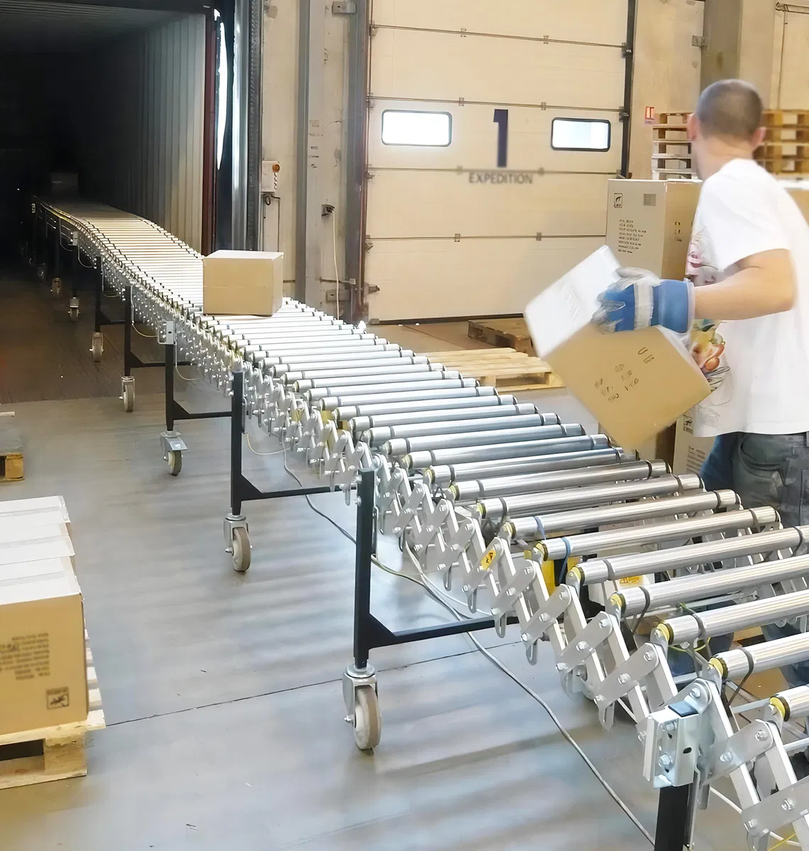 Heat Resistant New Nuohua China Expanding Roller Conveyor Loading Conveyor Motorized Flexible Expandable Roller Conveyor with Heavy Load Capacity