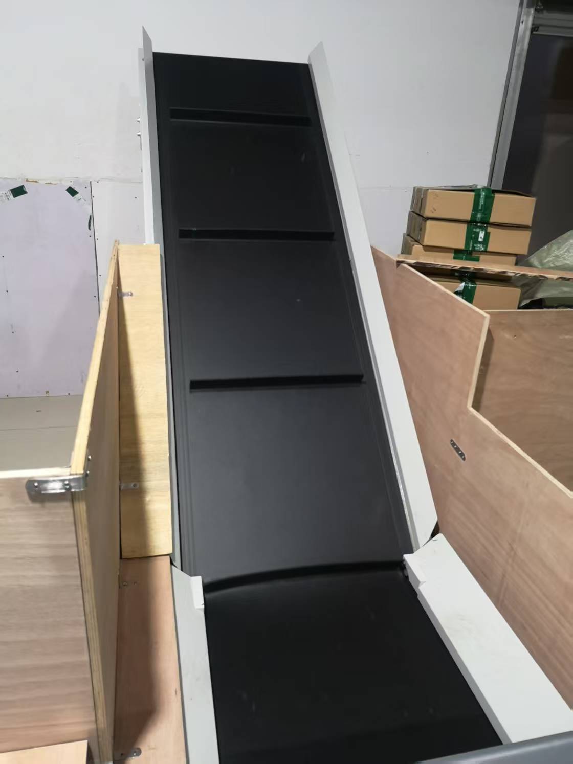 Fengwang Factory Directly Sale Price Energy Saving Heavy Duty PLC Cargo Inclined Climbing Belt Conveyor for Bag Loading