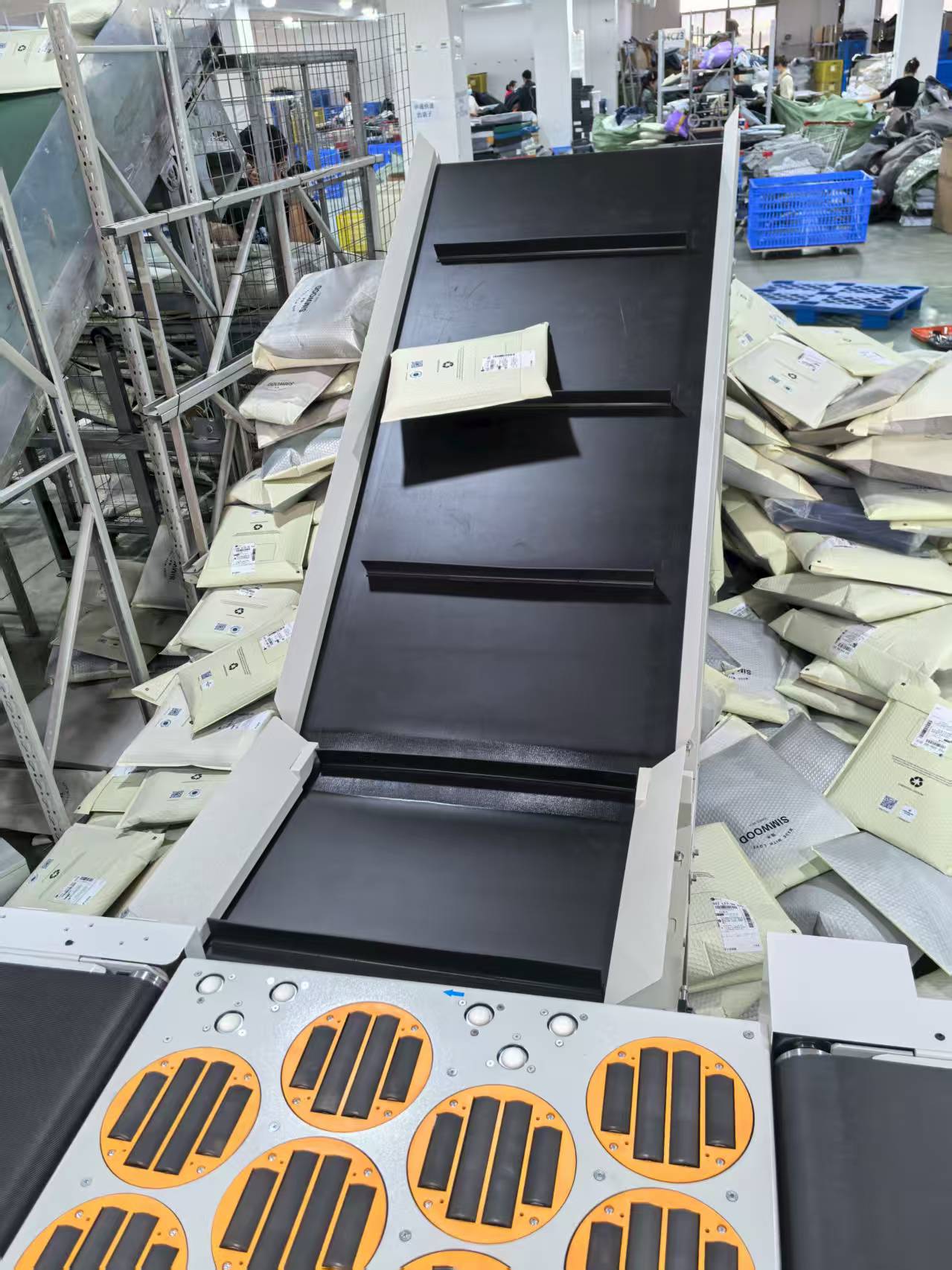 Fengwang Factory Directly Sale Price Energy Saving Heavy Duty PLC Cargo Inclined Climbing Belt Conveyor for Bag Loading
