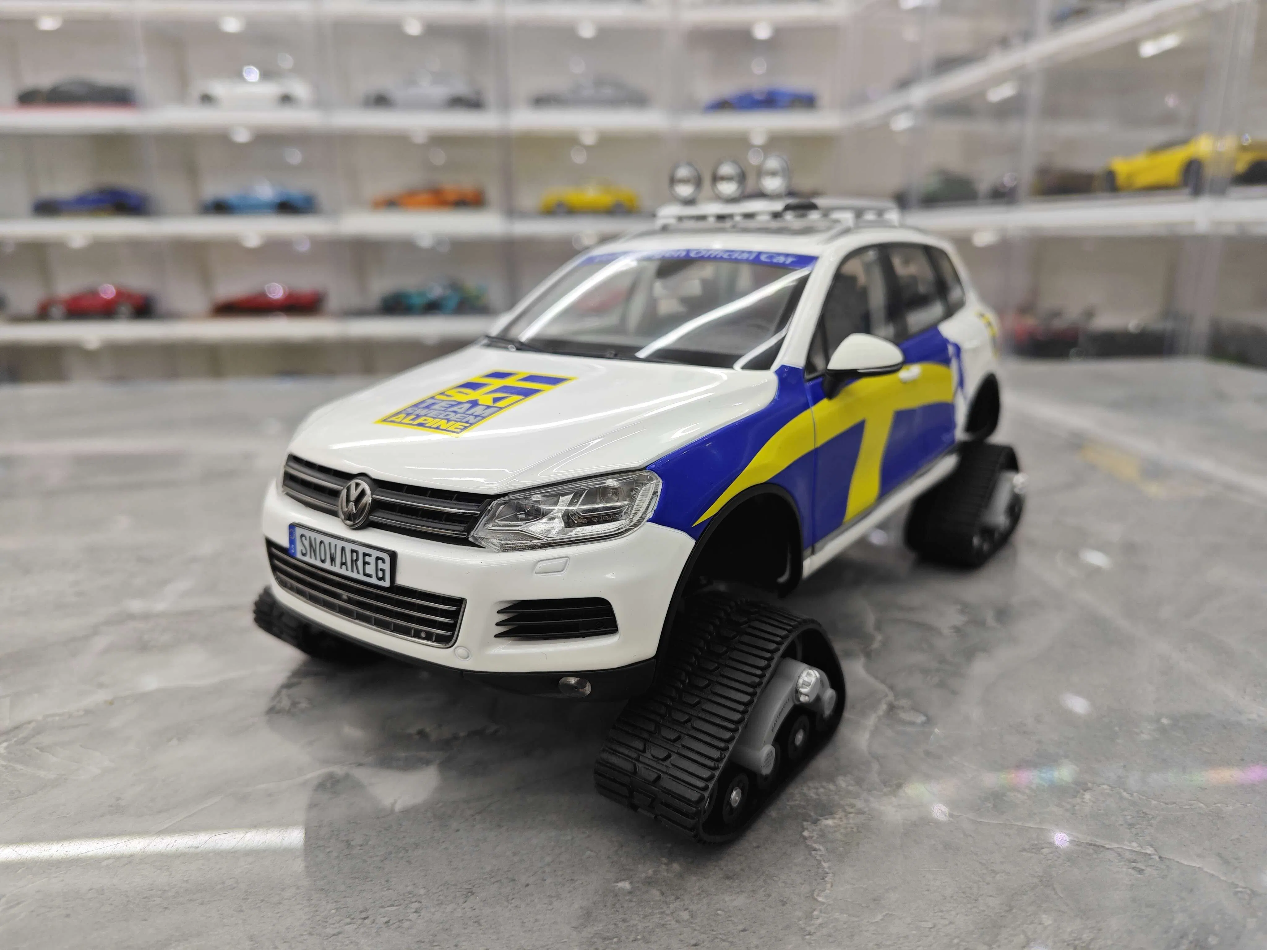 Kyosho Volkswagen Touareg Snowmobile Diecast Car Model 1/18