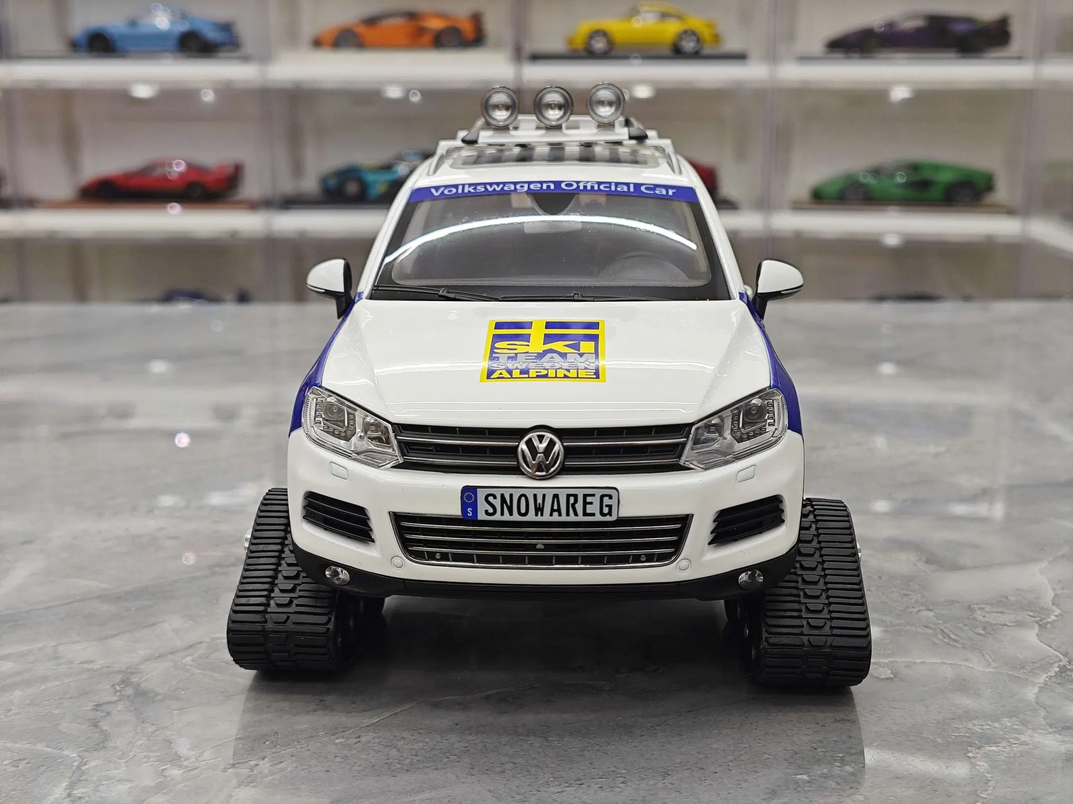 Kyosho Volkswagen Touareg Snowmobile Diecast Car Model 1/18