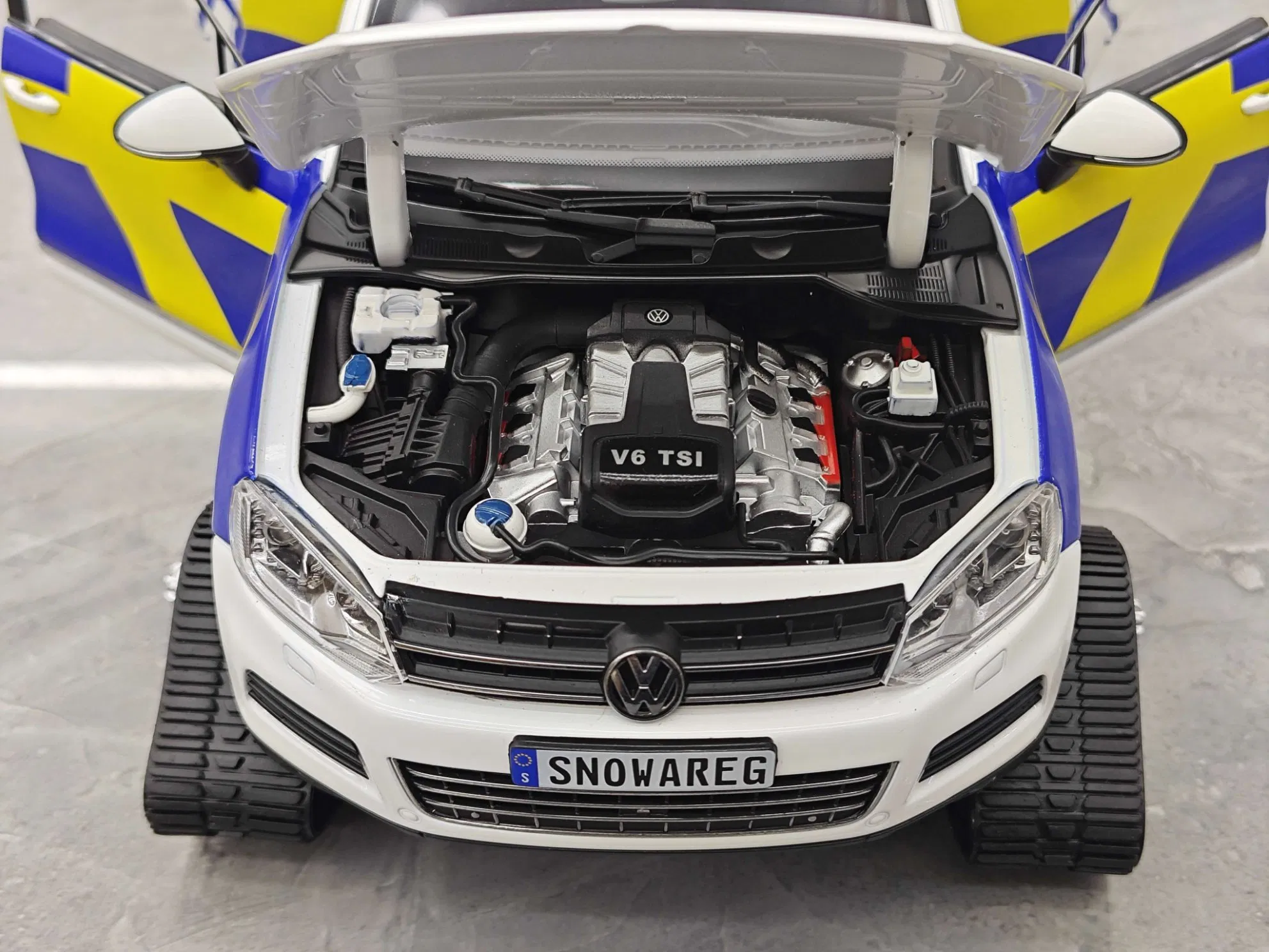 Kyosho Volkswagen Touareg Snowmobile Diecast Car Model 1/18