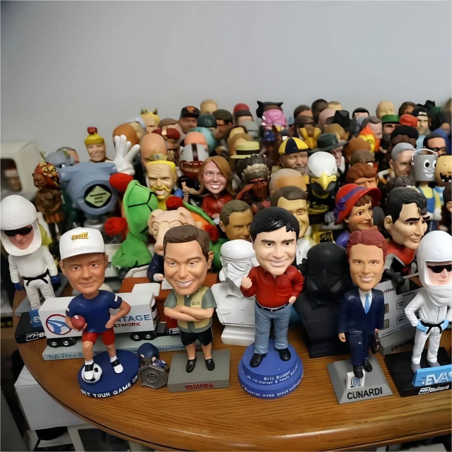Wholesale Price OEM Factory Customized Bobblehead Birthday Wedding Anniversary Gift Personalized Polyresin Resin Custom Made Bobble Head Manufacturer in China