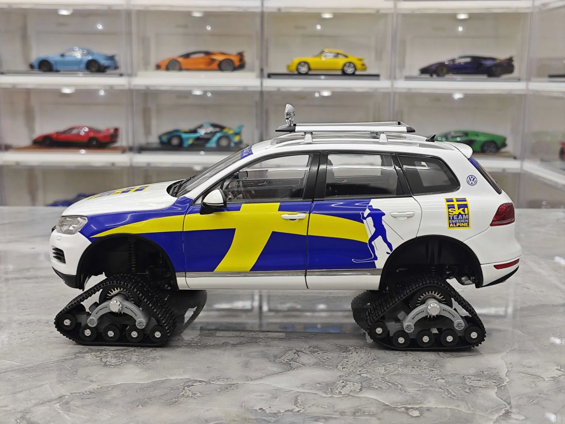 Kyosho Volkswagen Touareg Snowmobile Diecast Car Model 1/18