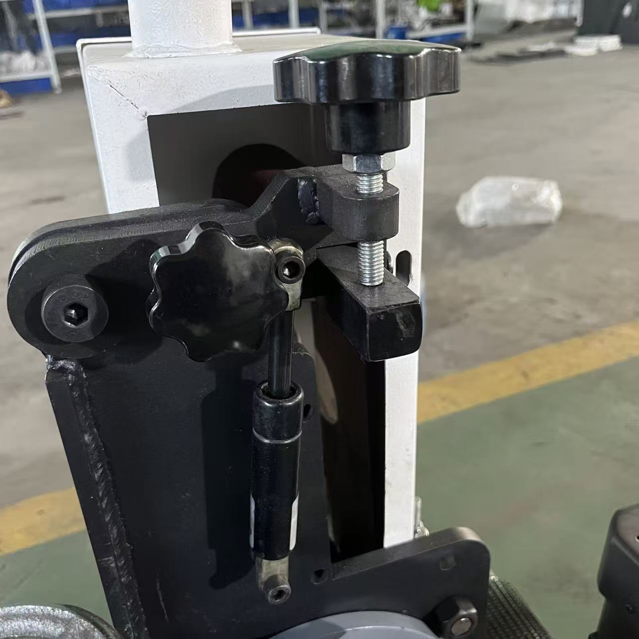Desktop Corded Electric Sander with Engine-powered 5kW Motor Easy to Operate Suitable for Polishing Heavy Wood and Metal.