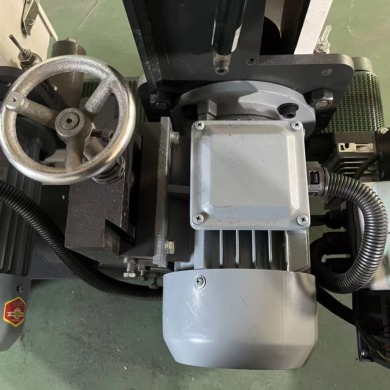 Desktop Corded Electric Sander with Engine-powered 5kW Motor Easy to Operate Suitable for Polishing Heavy Wood and Metal.