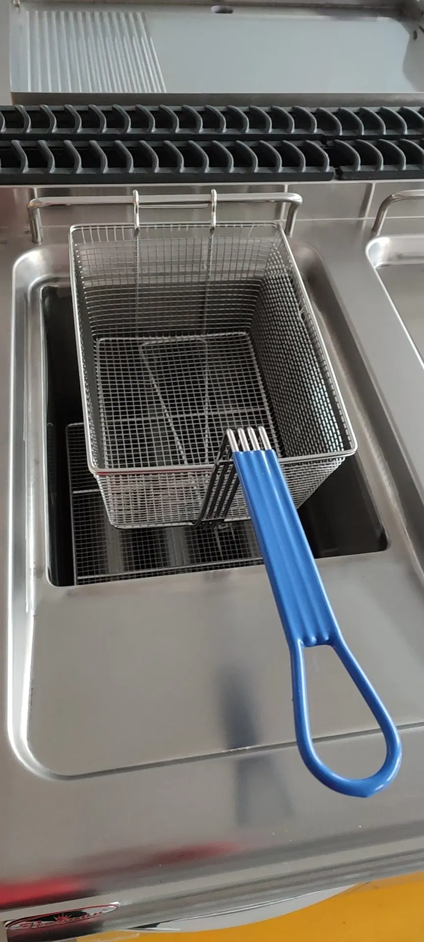 Factory Price Professional Chicken LPG Gas Deep Fryer with Cabinet 2-Tank 2-Basket 28L Commercial Restaurant Catering Equipment Chicken Chips Potato