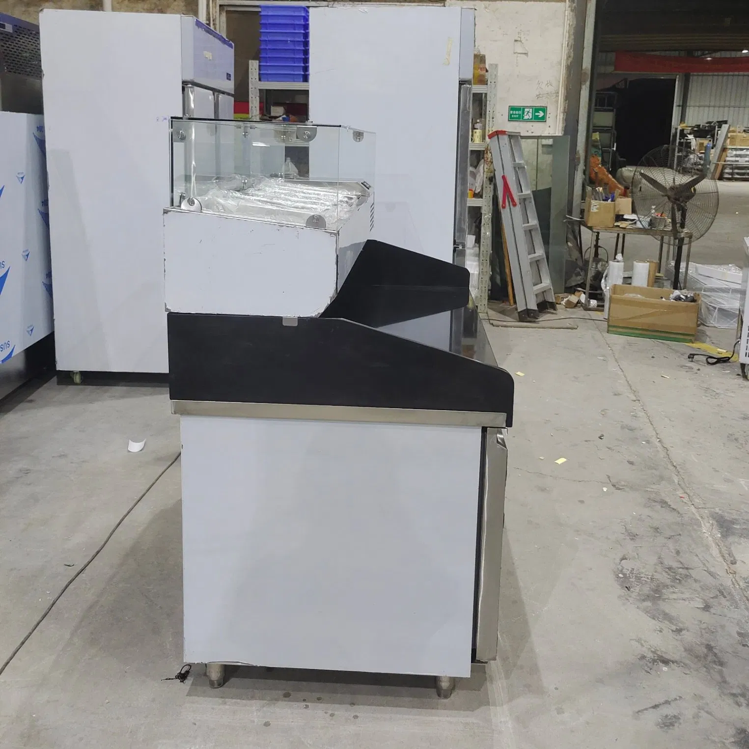 Hot Sale 2 Doors Undercounter Refrigerated Pizza Prep Table with Top Display