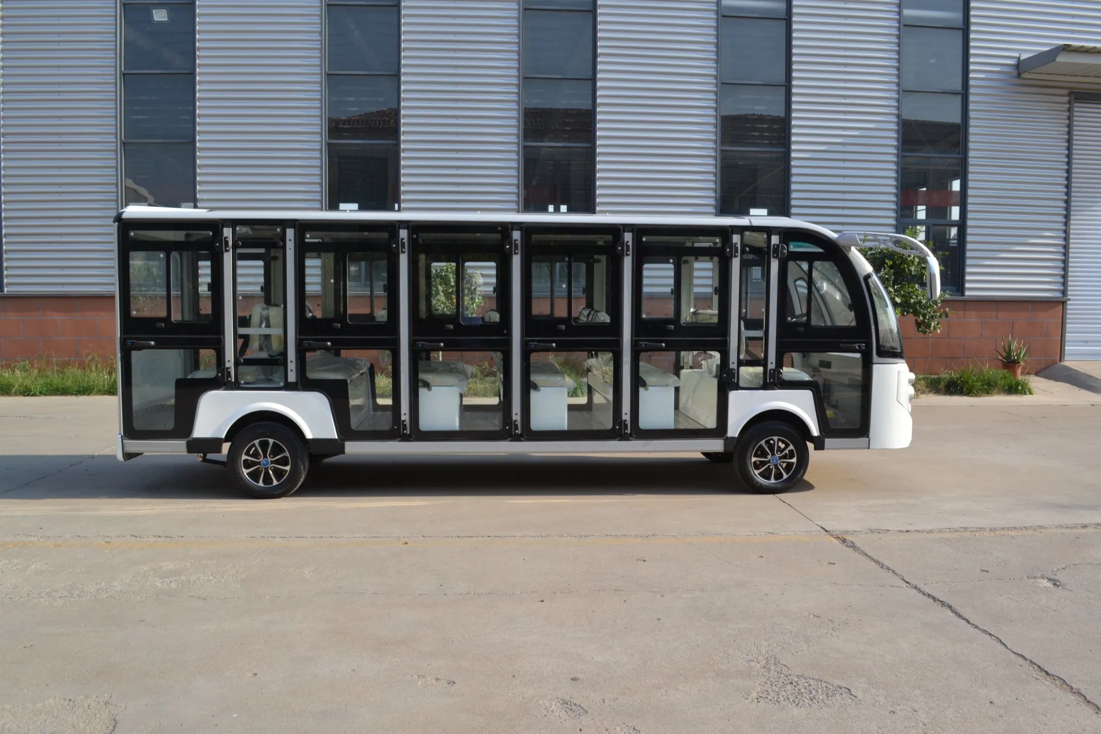 Veículo elétrico de turismo básico para necessidades de transporte essenciais com sistema de propulsão confiável