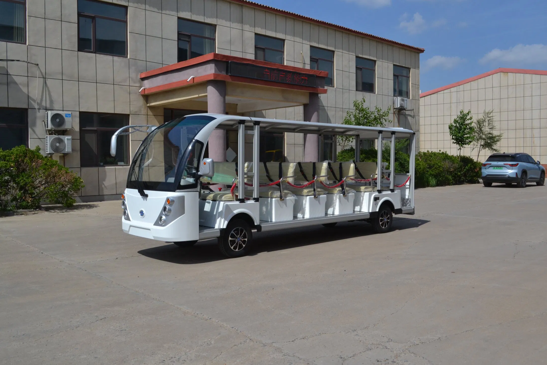 Veículo elétrico de turismo básico para necessidades de transporte essenciais com sistema de propulsão confiável