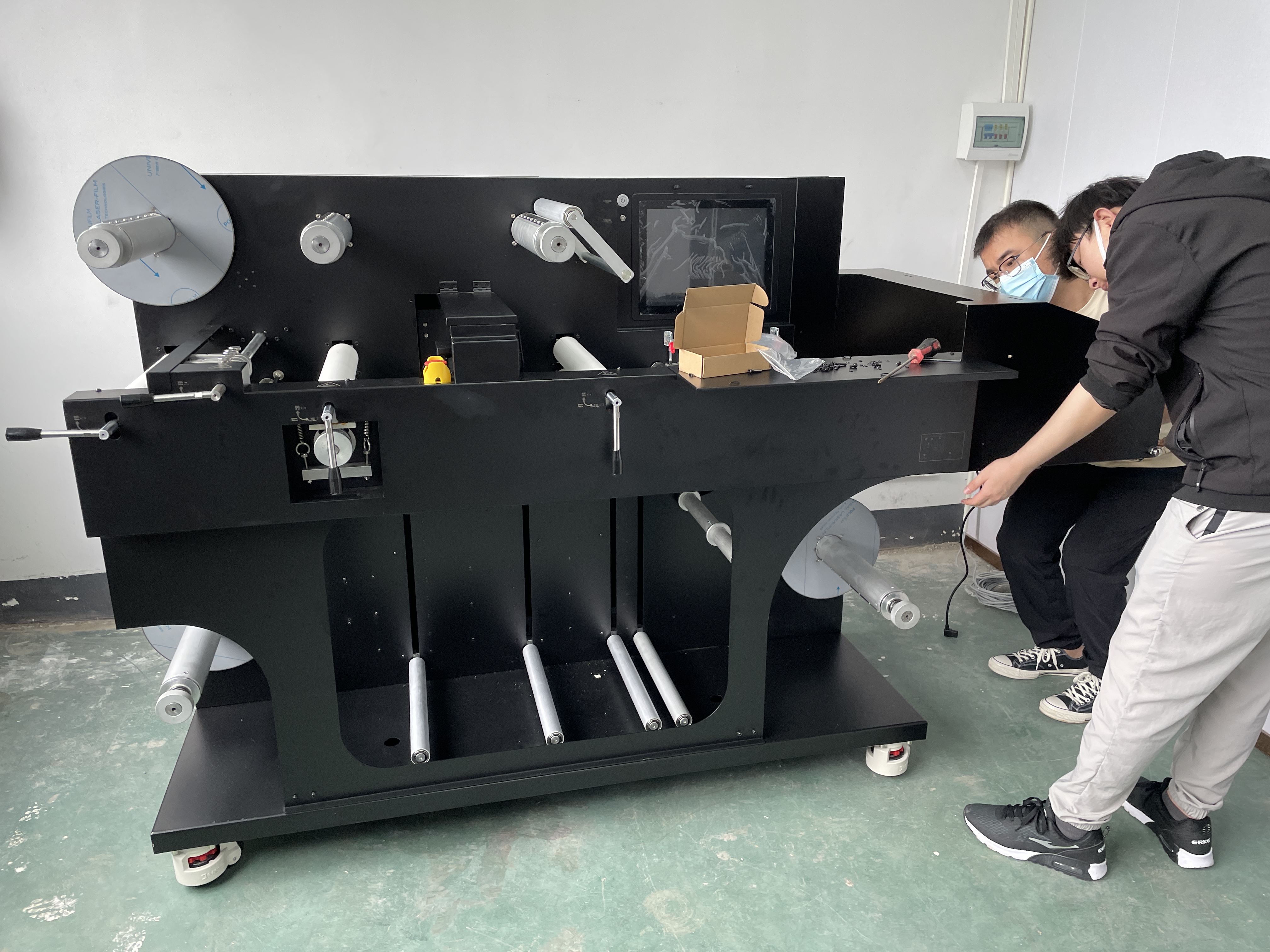 Roll to Roll Digital Label Printing Machine Food Cosmetic Wine Barcode Sticker Integrated Printer Laminating Die Cutting Machine
