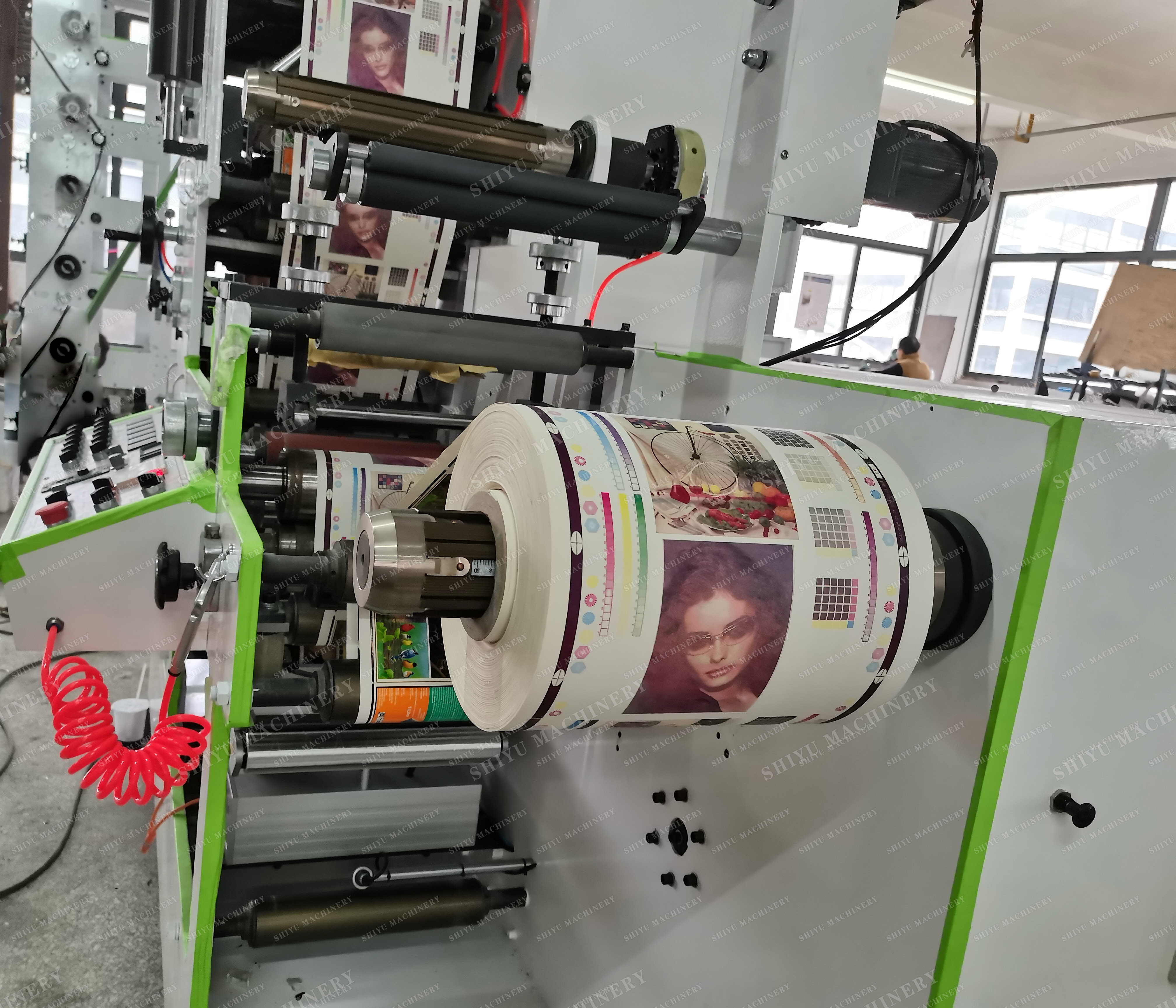 Full Automatic Roll to Roll Flexo Letterpress Printer 5 Color Adhesive Paper Label Flexo Printing Machine