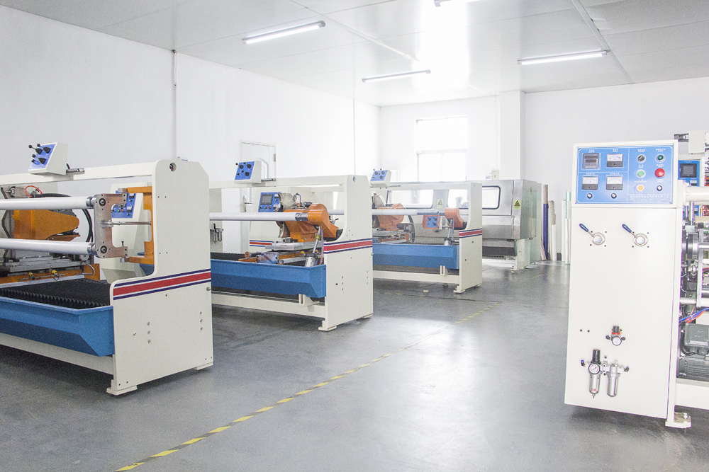 Operator calibrating slitting roller