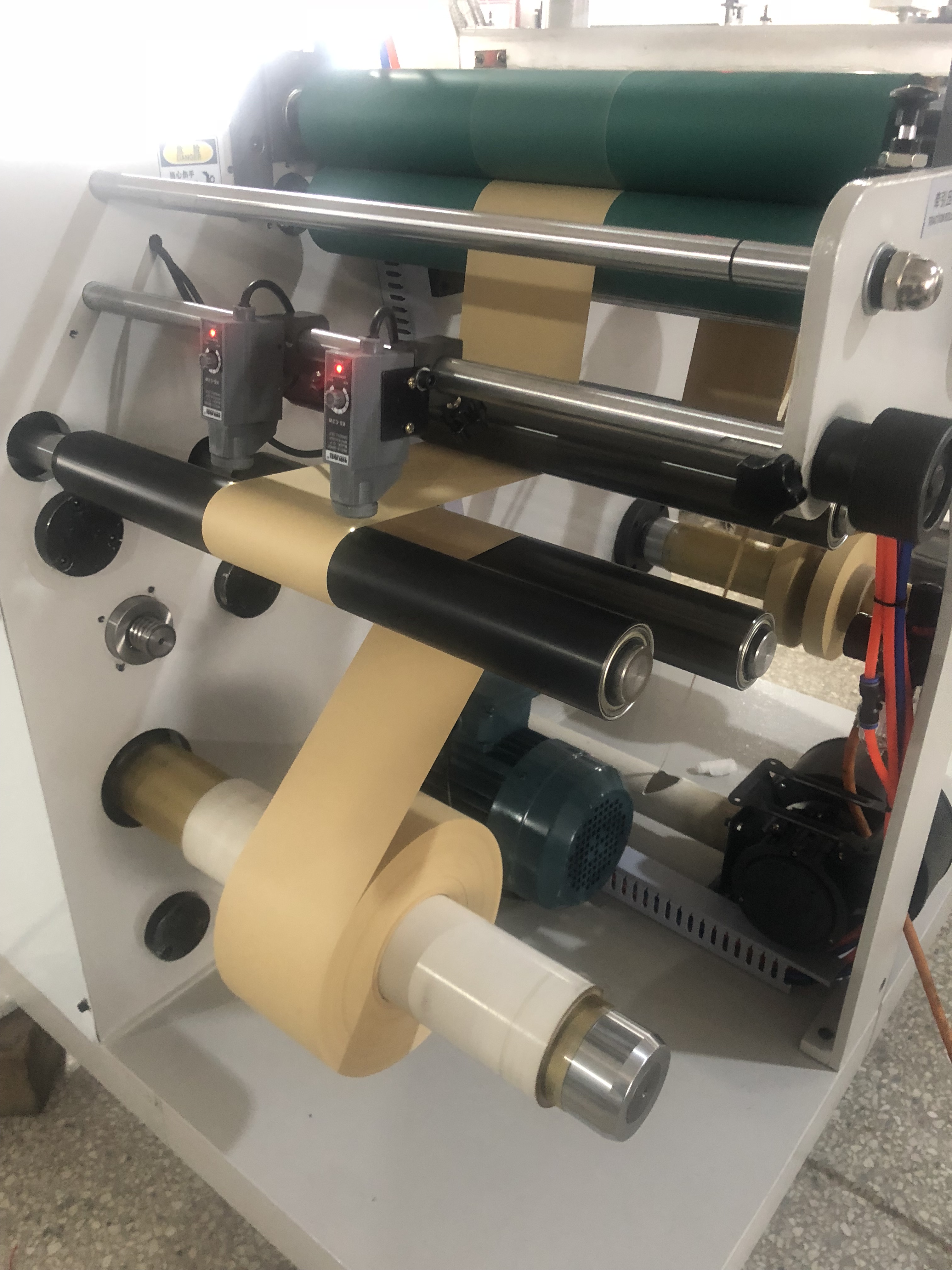 Adhesive Paper Label Roll Slitting and Rewinding Machine with Siemens PLC Engine Core Component