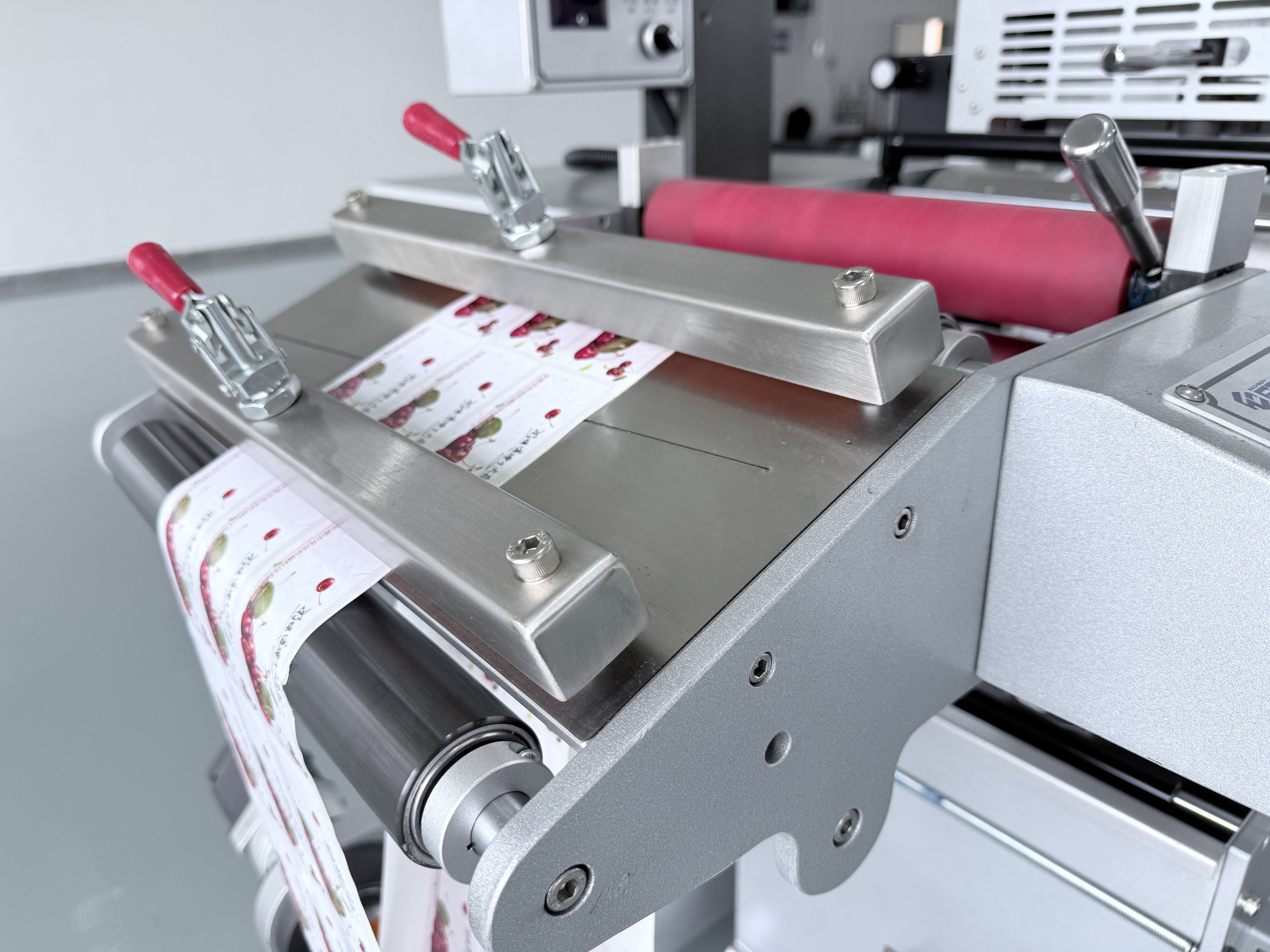 High Precision HL-350S Automatic Double Station Die Cutting Machine With Hot Stamping and Slicing For Luxury Packaging Labels