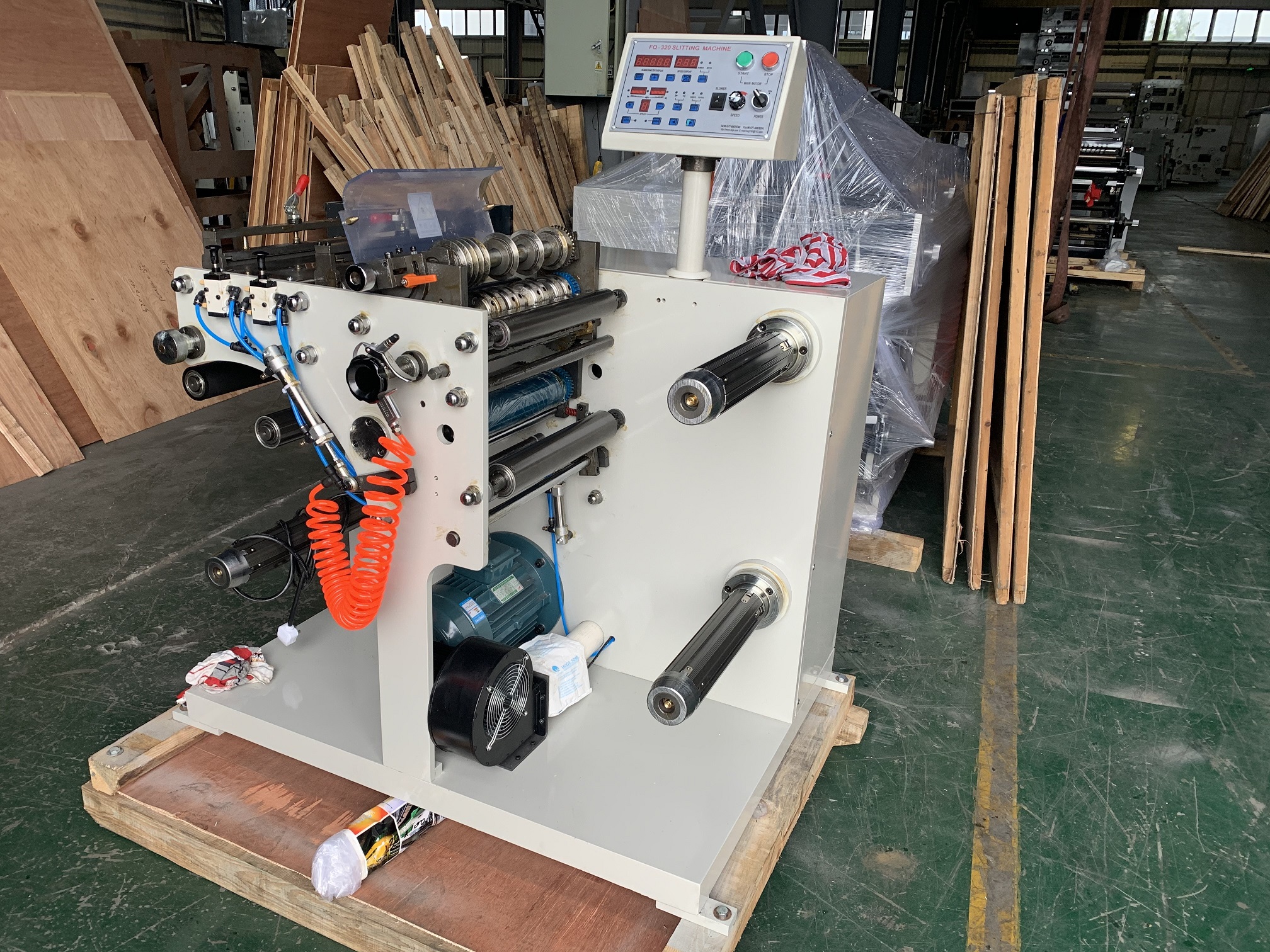 Easy to Operate Small Slitting Rewinding Machine for Labels and Film with High Precision Setting