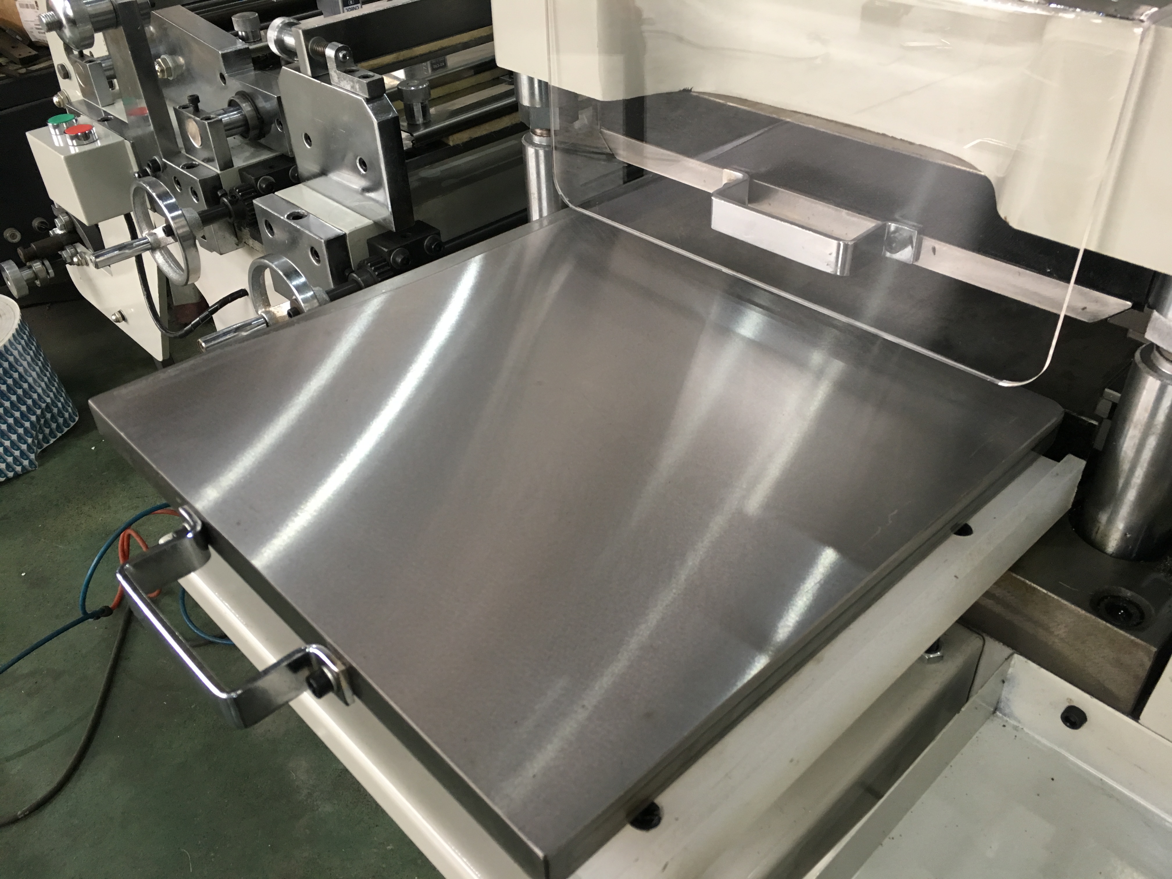 Flat die cutting system