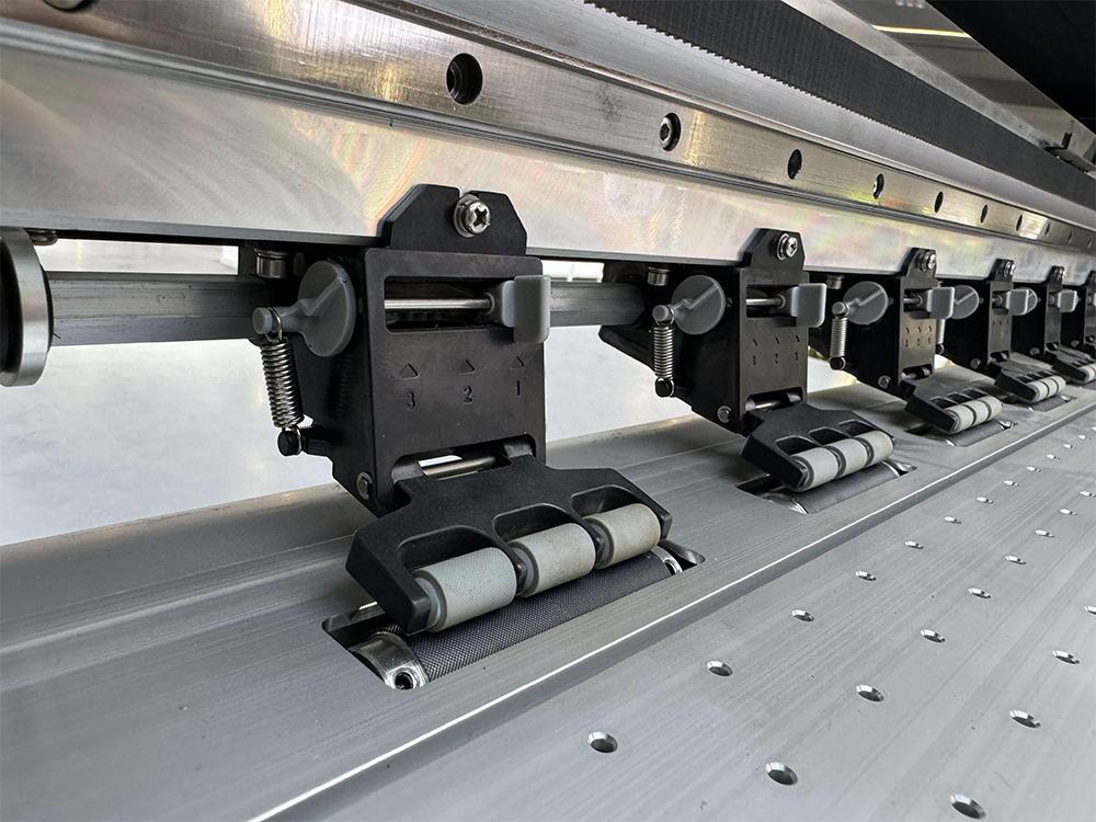 Roll to Roll Digital Label Printing Machine with 1800 Heads Light Box Advertising for Iinkjet Printers Handheld