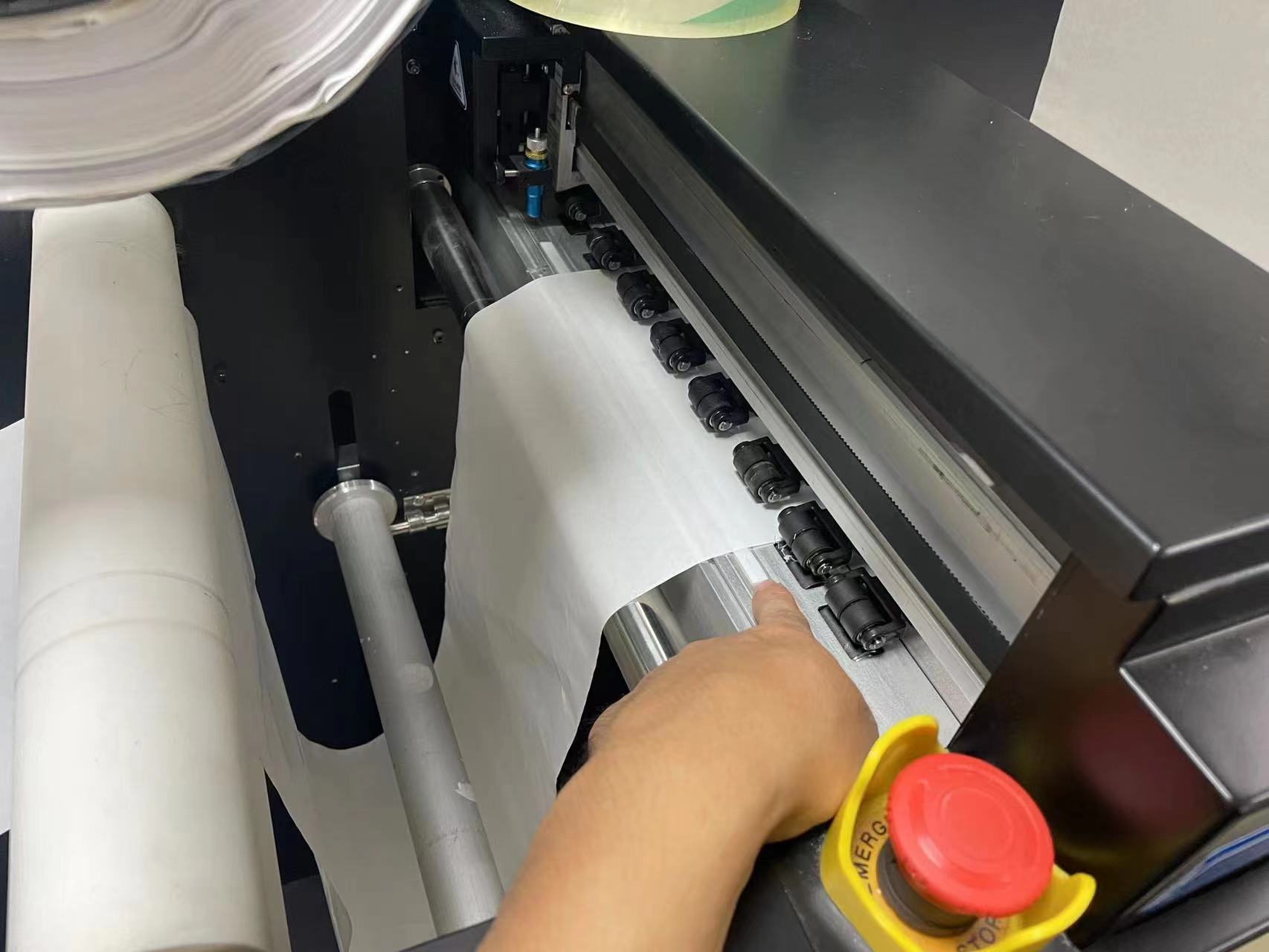 Roll to Roll Digital Label Printing Machine Food Cosmetic Wine Barcode Sticker Integrated Printer Laminating Die Cutting Machine