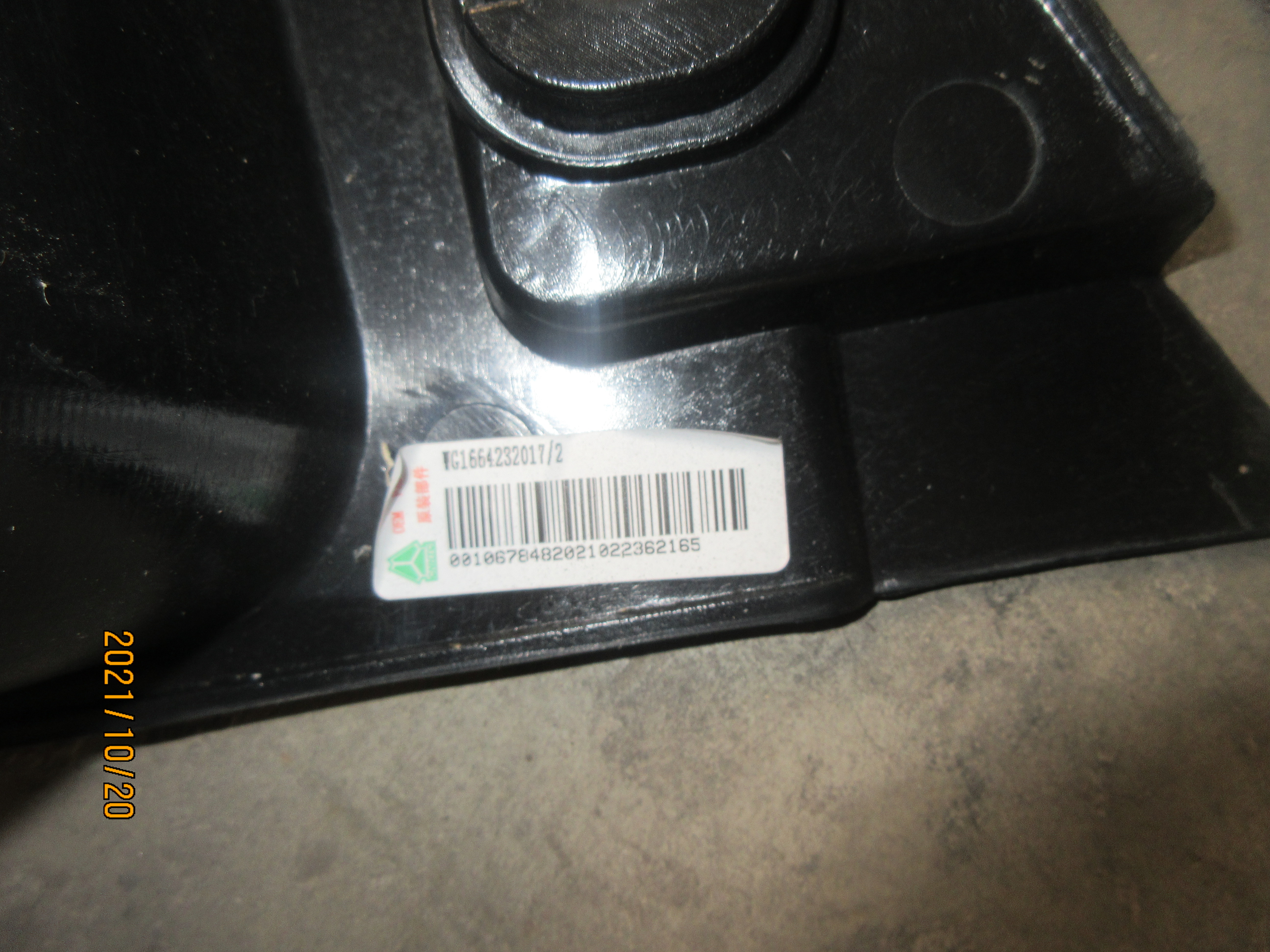Heavy Truck Spare Parts for Sinotruk WG1664232017 Right Fender Front Truck Body Exterior Components