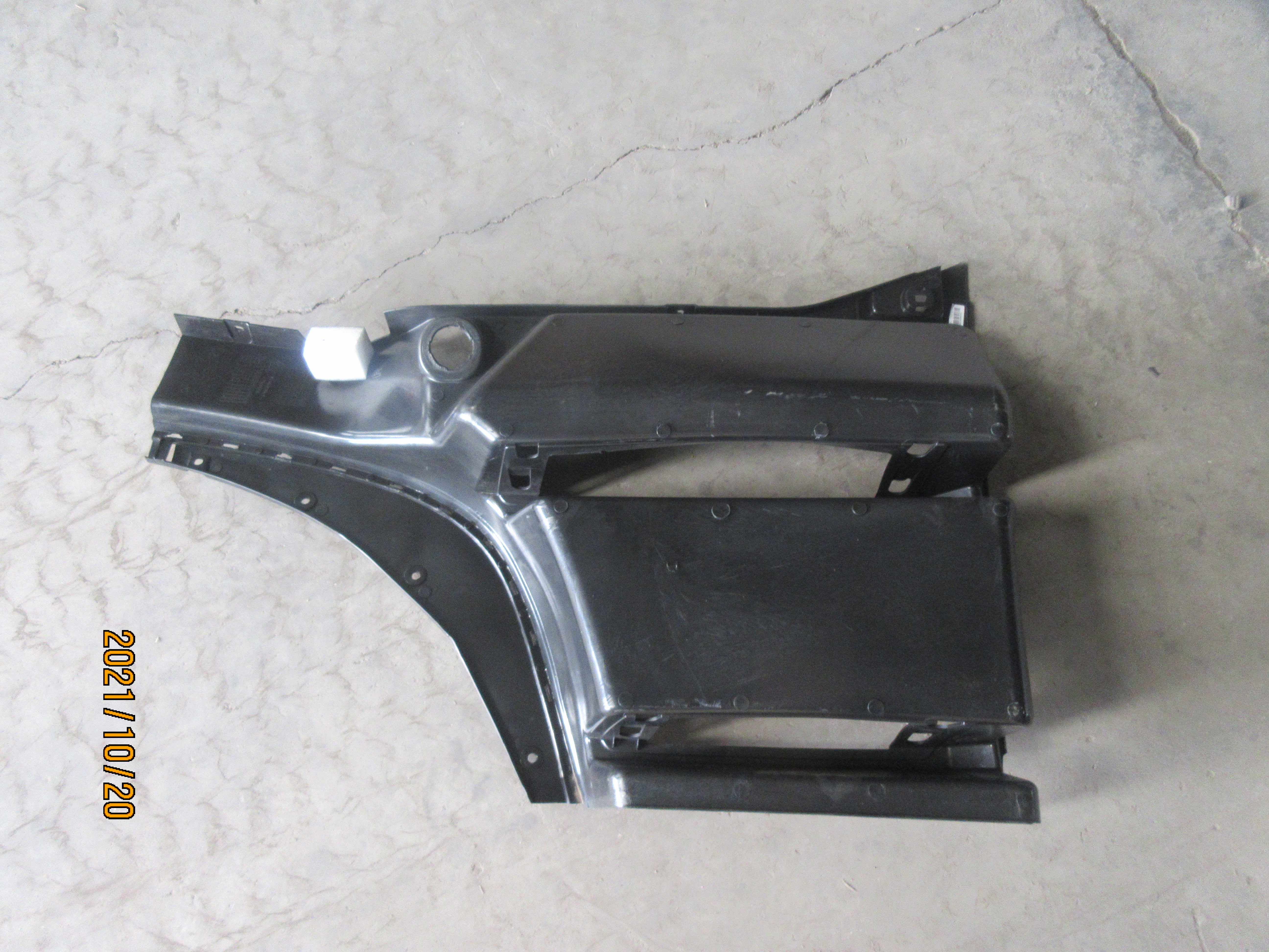 Heavy Truck Spare Parts for Sinotruk WG1664232017 Right Fender Front Truck Body Exterior Components