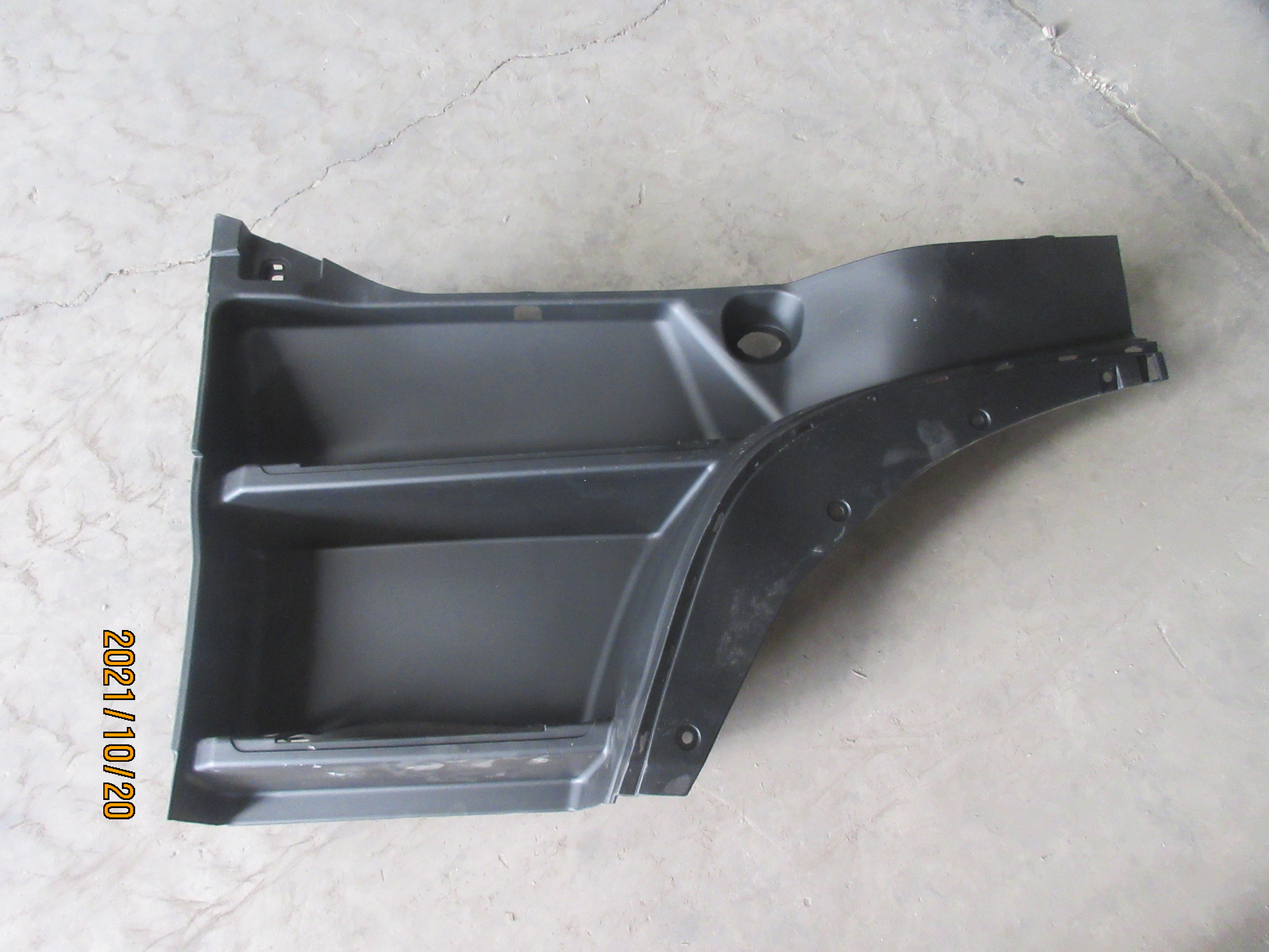 Heavy Truck Spare Parts for Sinotruk WG1664232017 Right Fender Front Truck Body Exterior Components