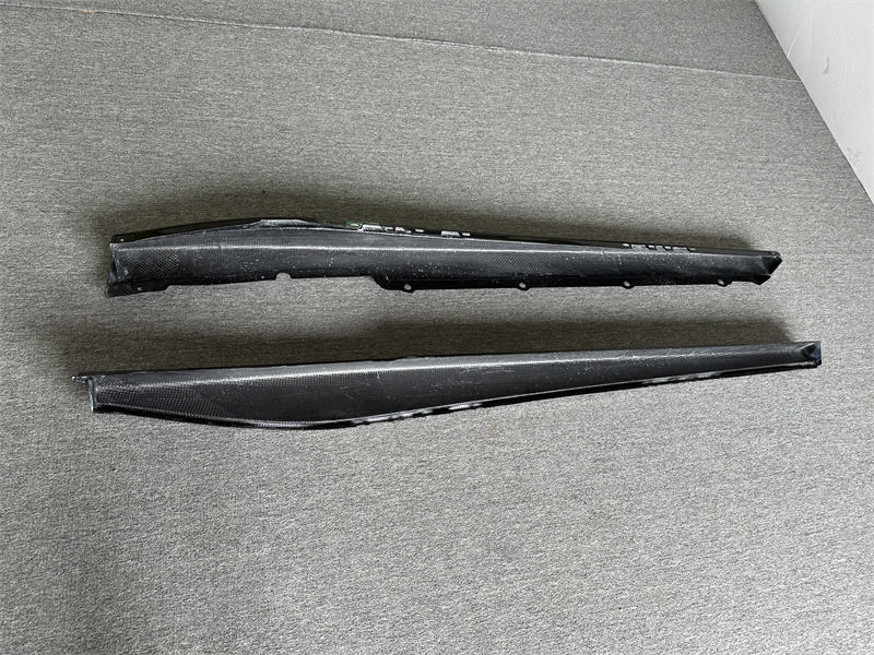 296 Gtb Wet Carbon Fiber Bodykit OEM Style Car Side Skirts Extension for Ferrari 296 Gtb