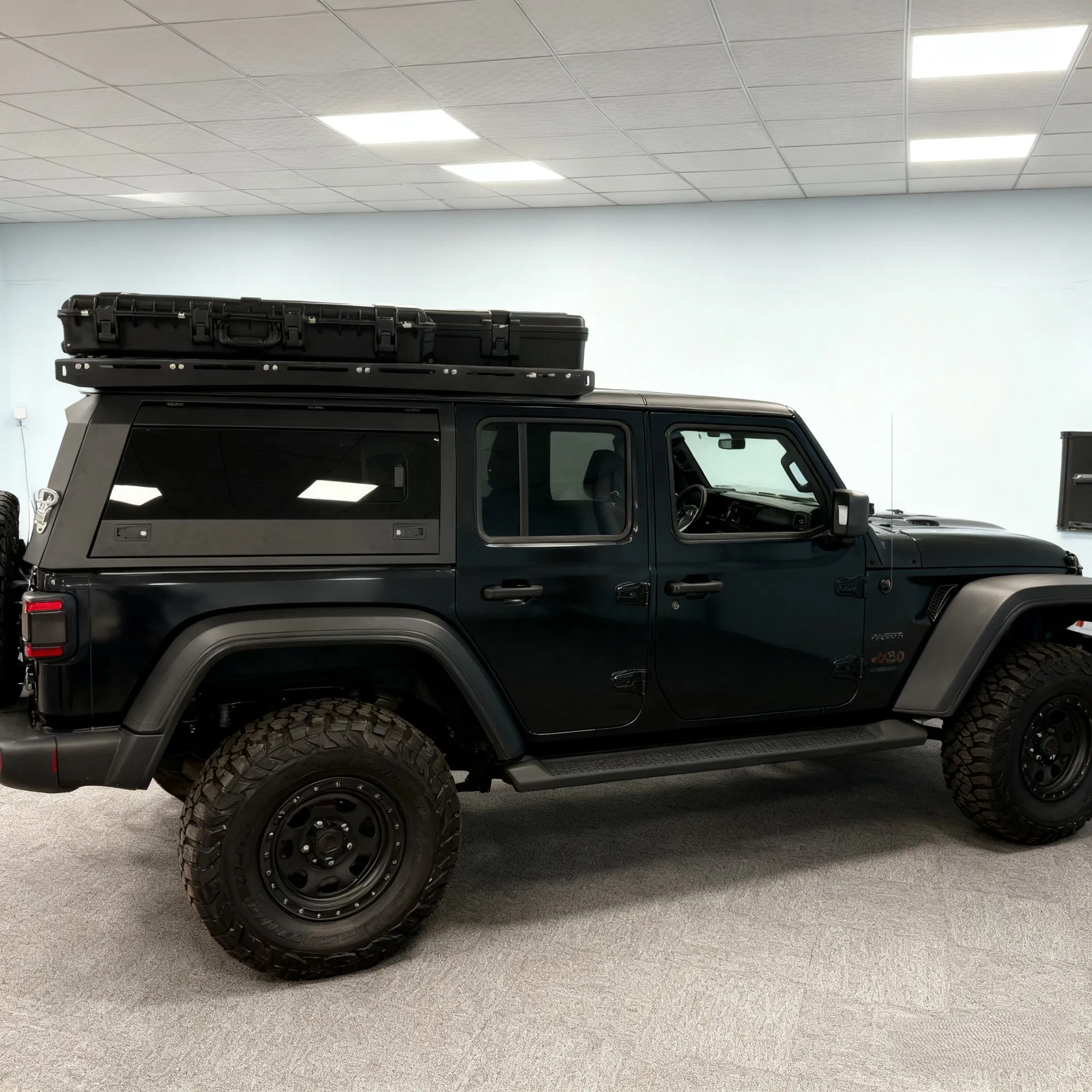 Spacious and Lightweight Car Roof Box for Easy Cargo Management