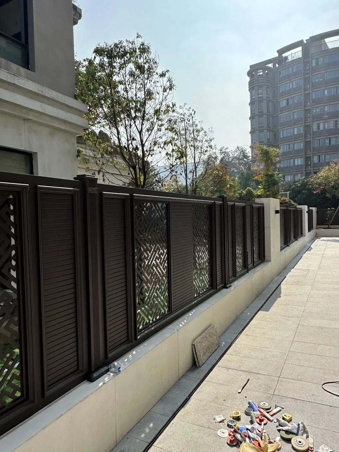 Minimalist Aluminum Garden Gate - Matte Black Geometric Design for Modern Villas