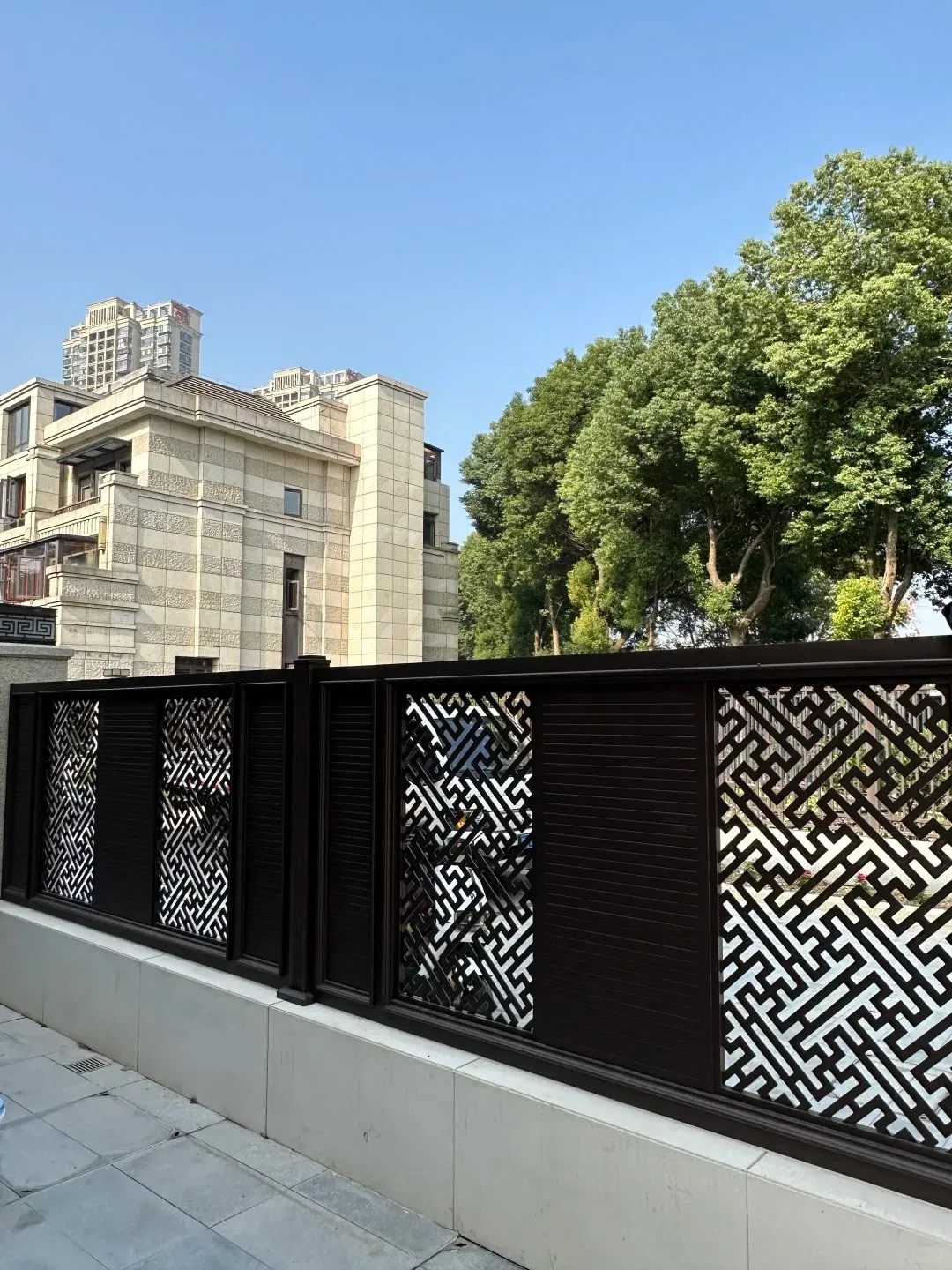 Minimalist Aluminum Garden Gate - Matte Black Geometric Design for Modern Villas