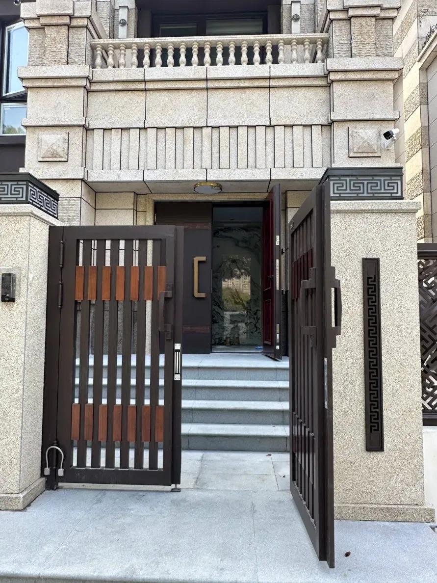 Minimalist Aluminum Garden Gate - Matte Black Geometric Design for Modern Villas