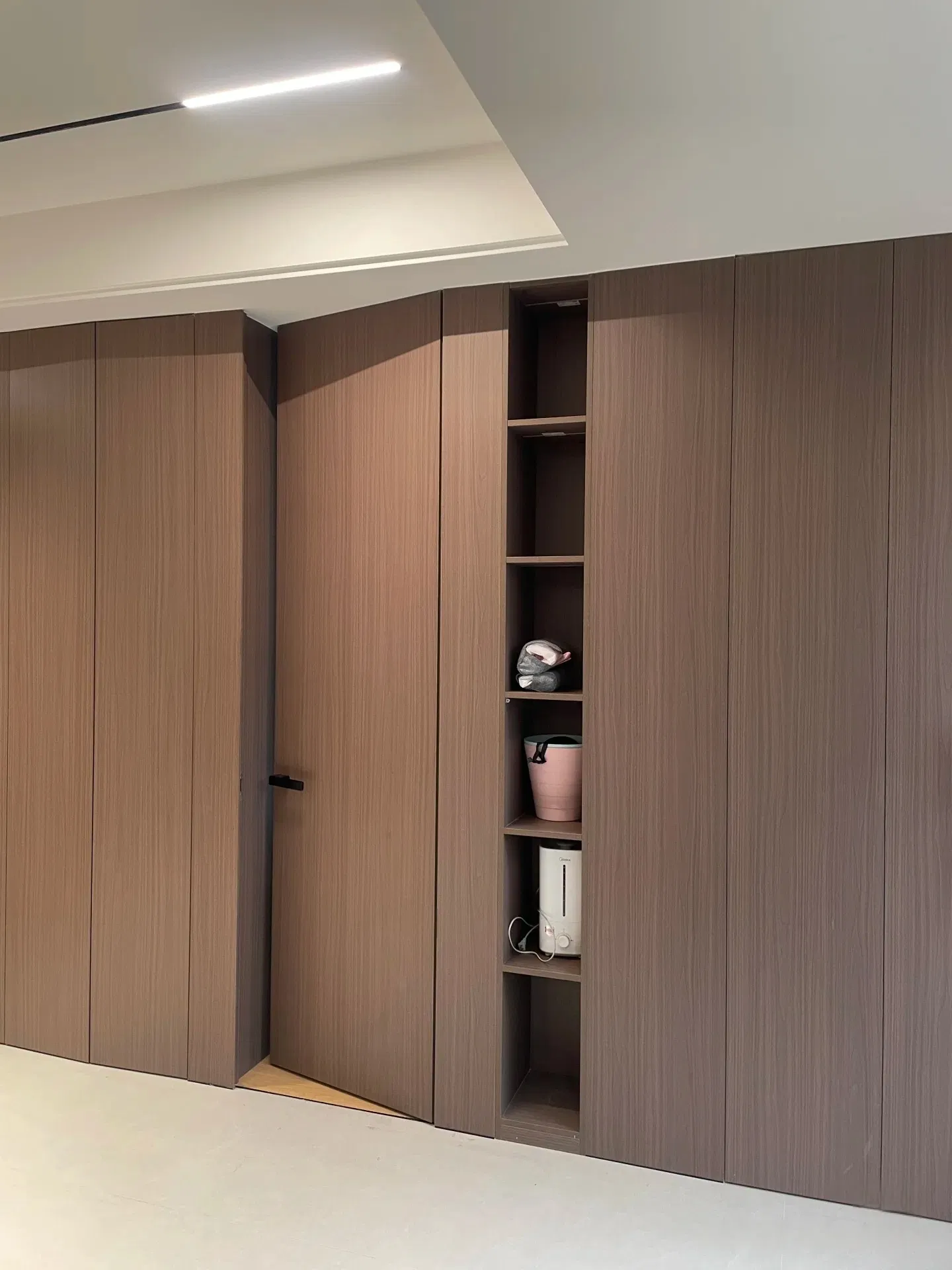 Modern Interior Bedroom Flush Frameless Door Wooden Hidden Wall Doors Aluminum Frame