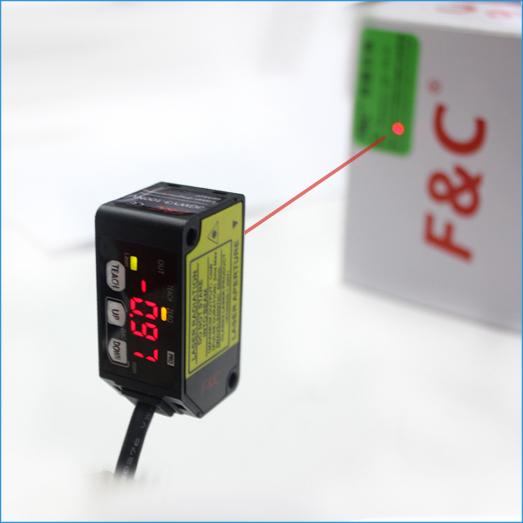 High-Precision Laser Displacement Sensor for Robotic Welding Solutions